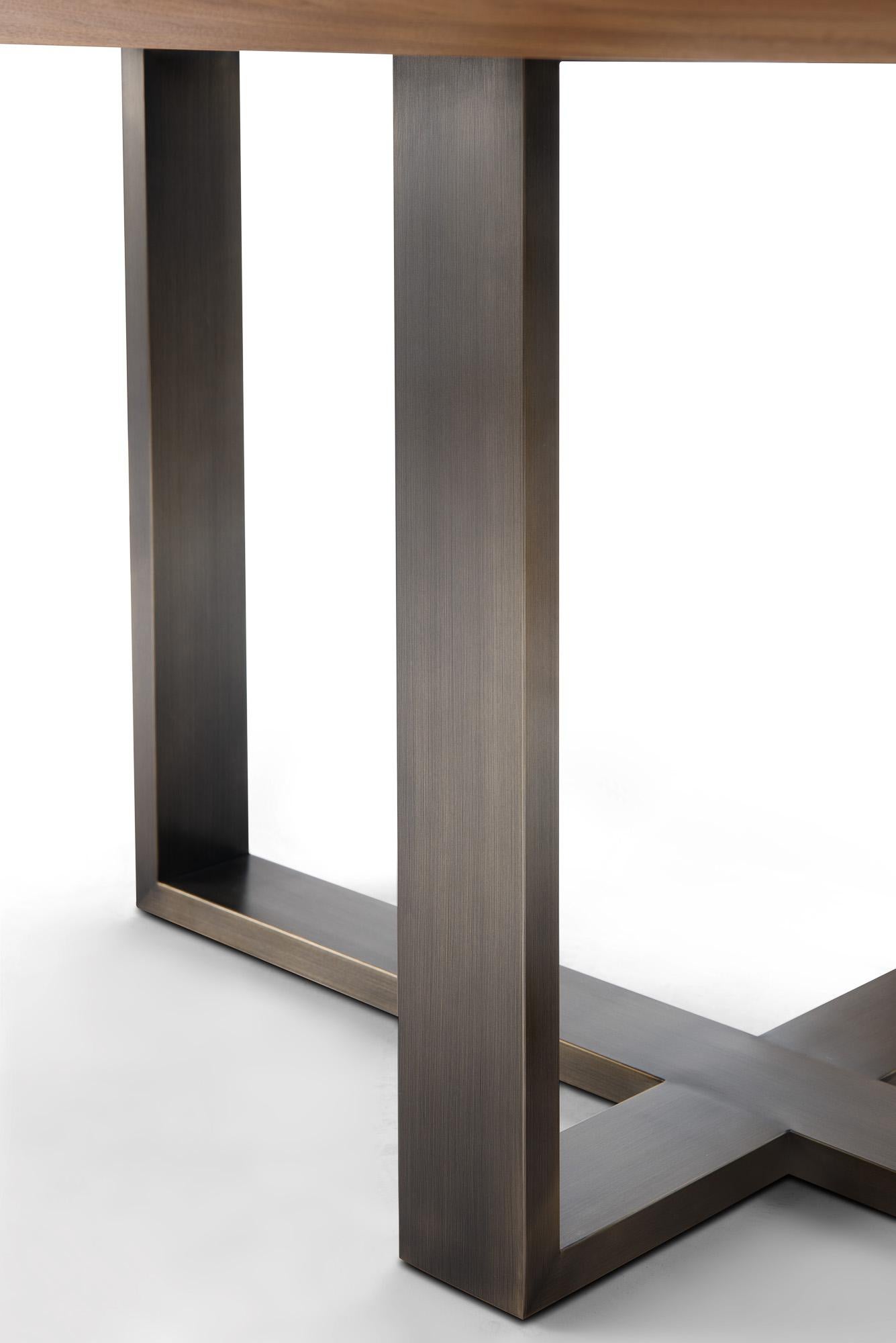 Chinois Table de salle à manger moderne en noyer et bronze, Designs par Greg Sheres, En stock en vente