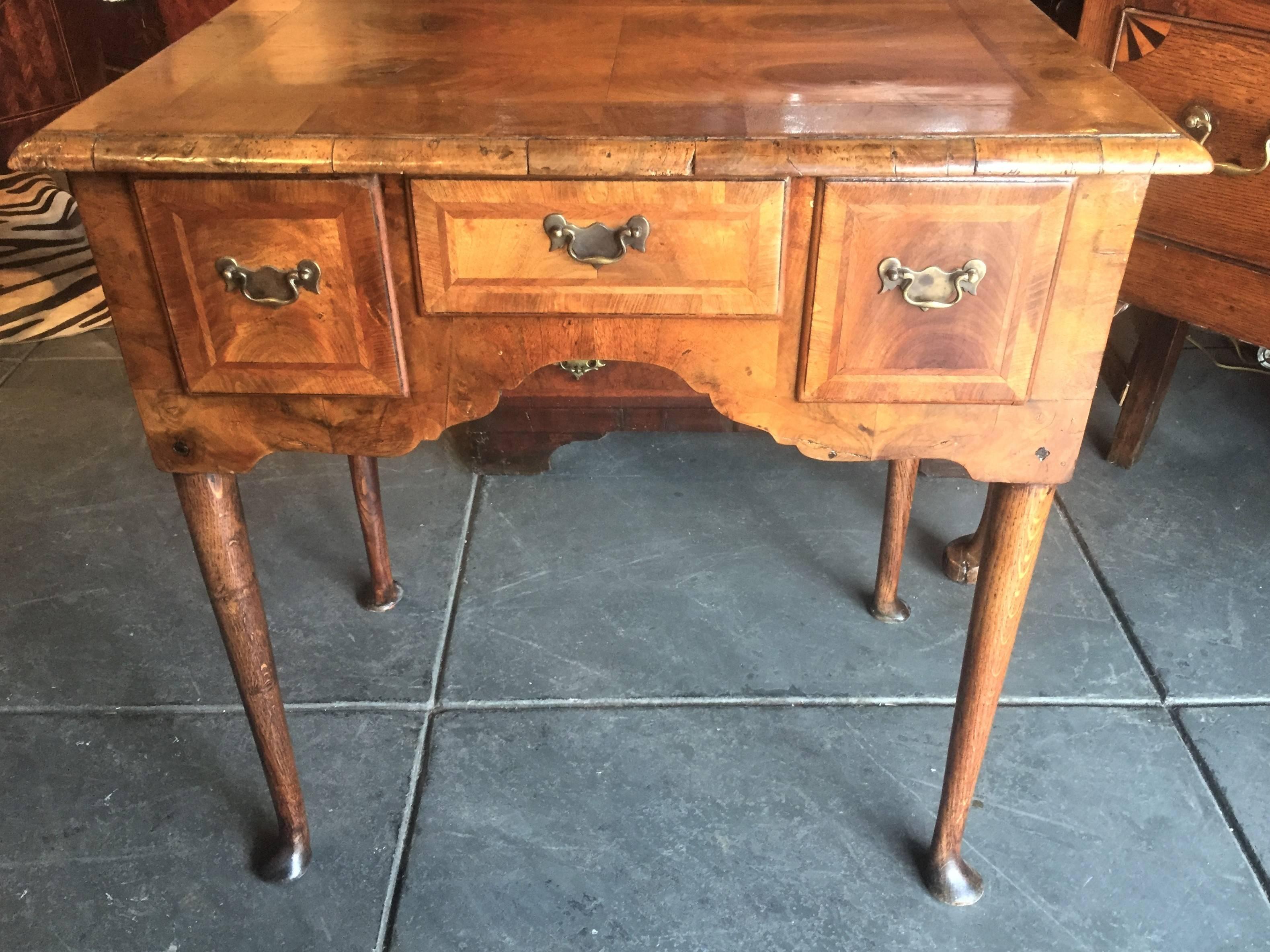 in transitions to Georgian  ( George I  ) , with choice walnut veneers .. Mixture of burl and oyster cut veneers. Rich , uneven color and staining through out. Obvious fading,.Very pretty and highly decorative ....

Fading ,uneven sun fading, veneer