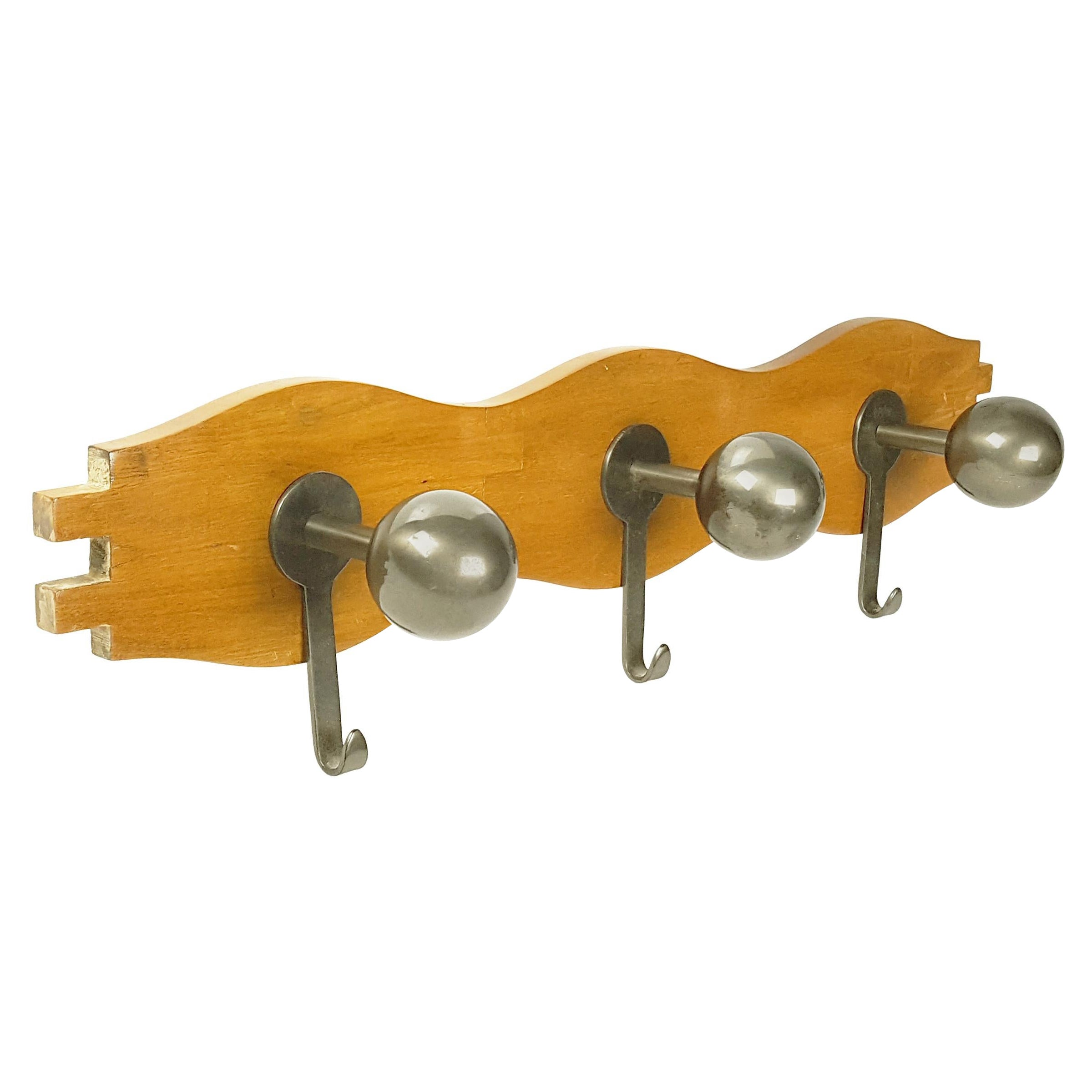 Porte-manteaux muraux en noyer et laiton bruni "Attaccapanni" de Mazza pour Artemide en vente