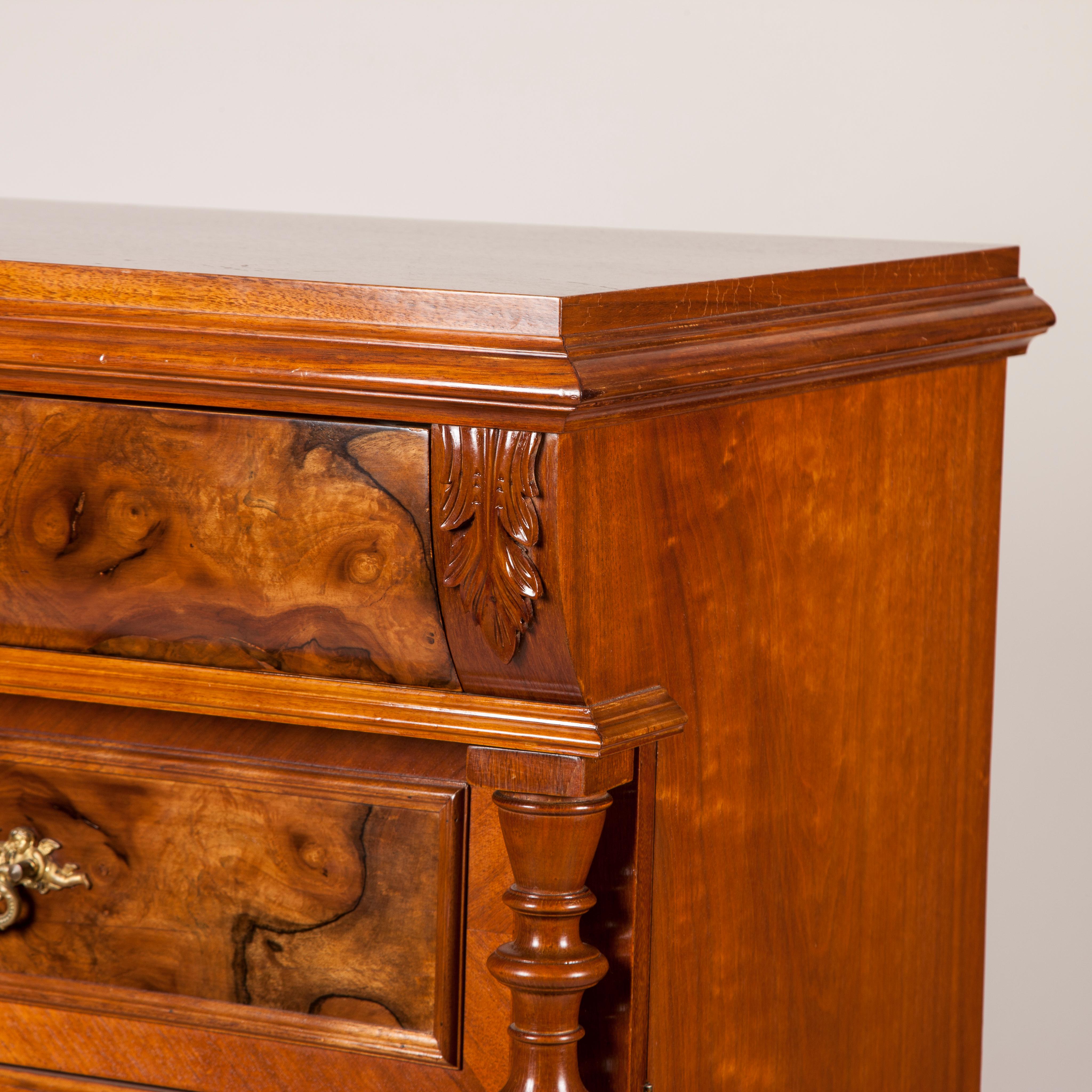 Walnut and Burr Walnut Chest of Drawers In Good Condition For Sale In London, GB