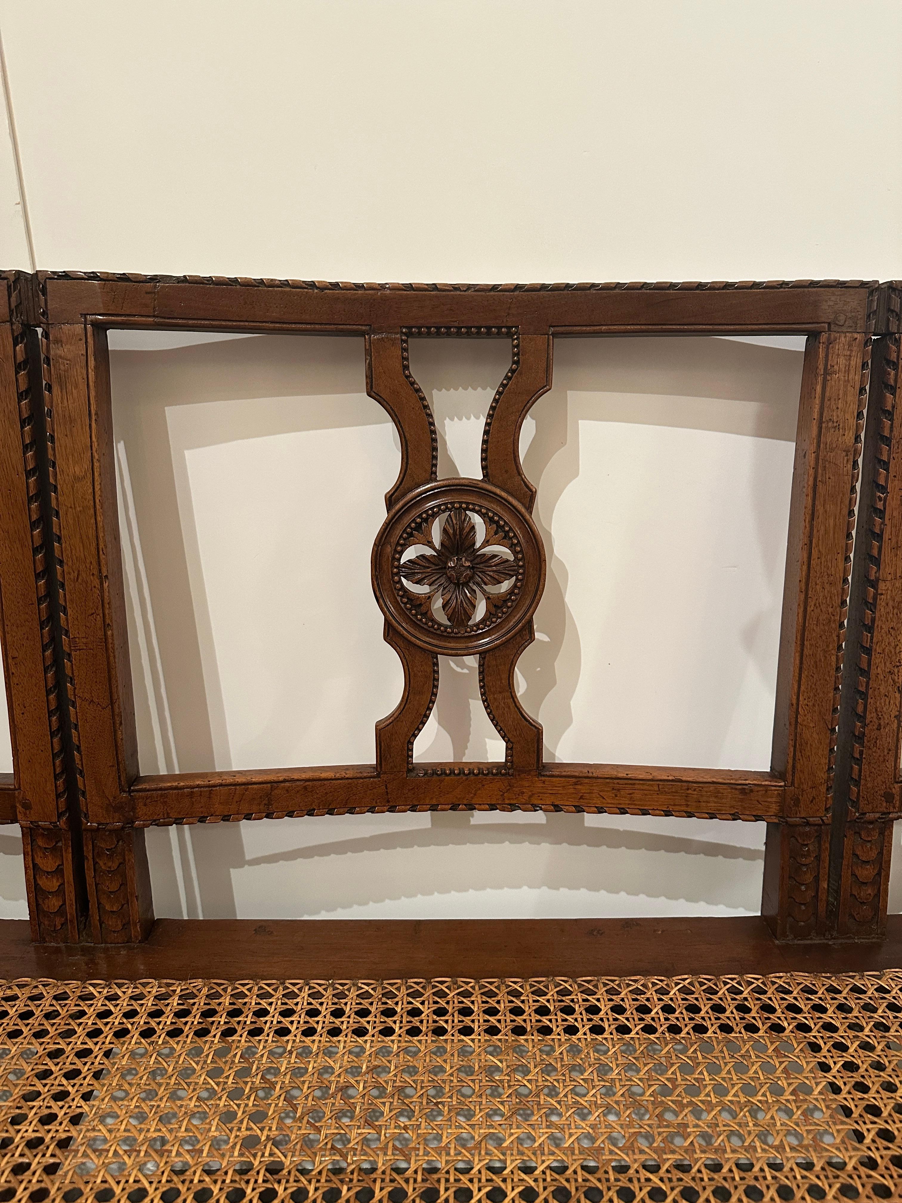 Banc toscan italien en noyer et canne sculpté à la main 19ème siècle Bon état - En vente à Los Angeles, CA