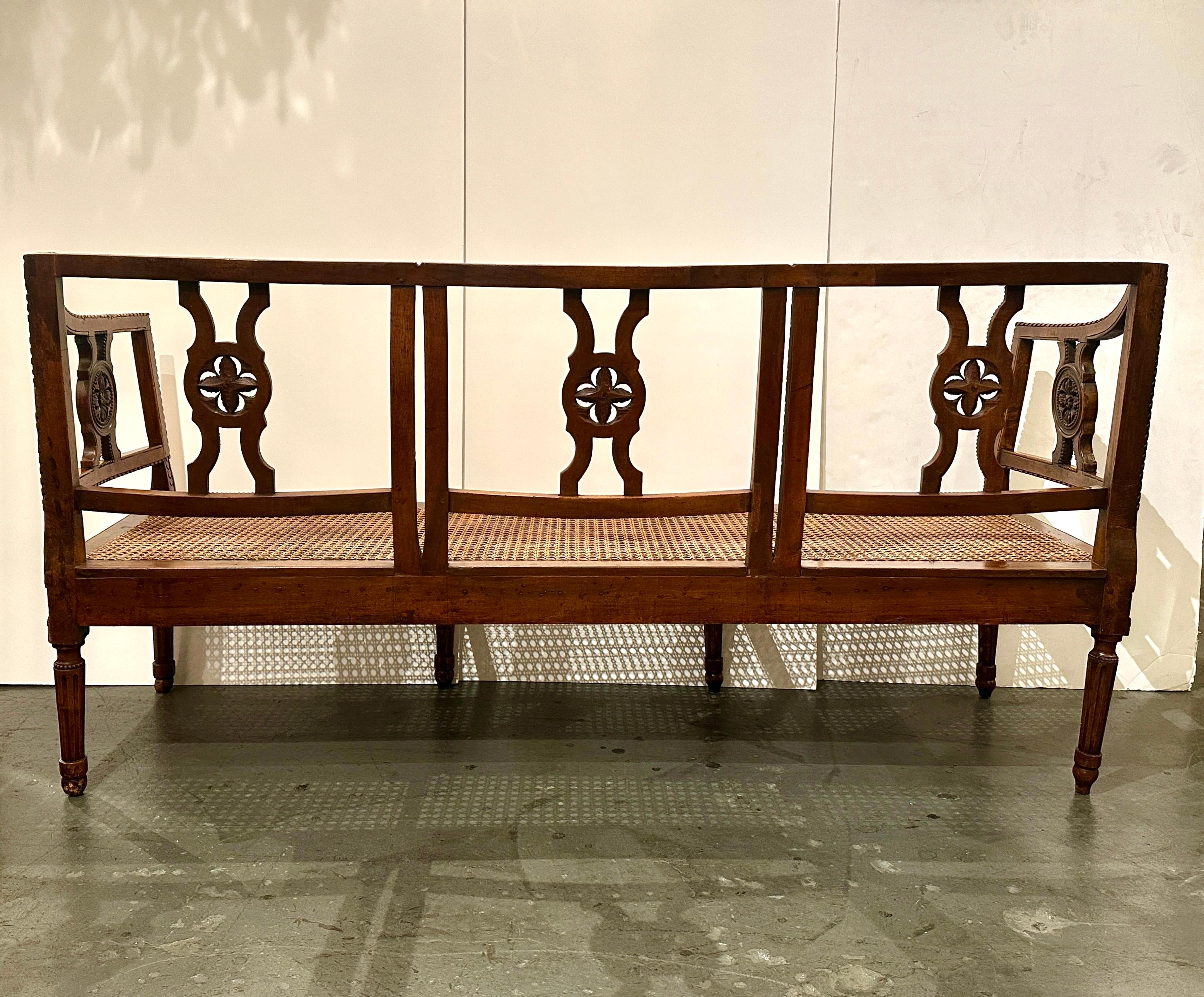 Banc toscan italien en noyer et canne sculpté à la main 19ème siècle en vente 1
