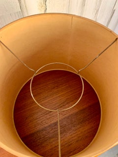 Tischlampe aus Nussbaumholz und Chrom von Gerald Thurston