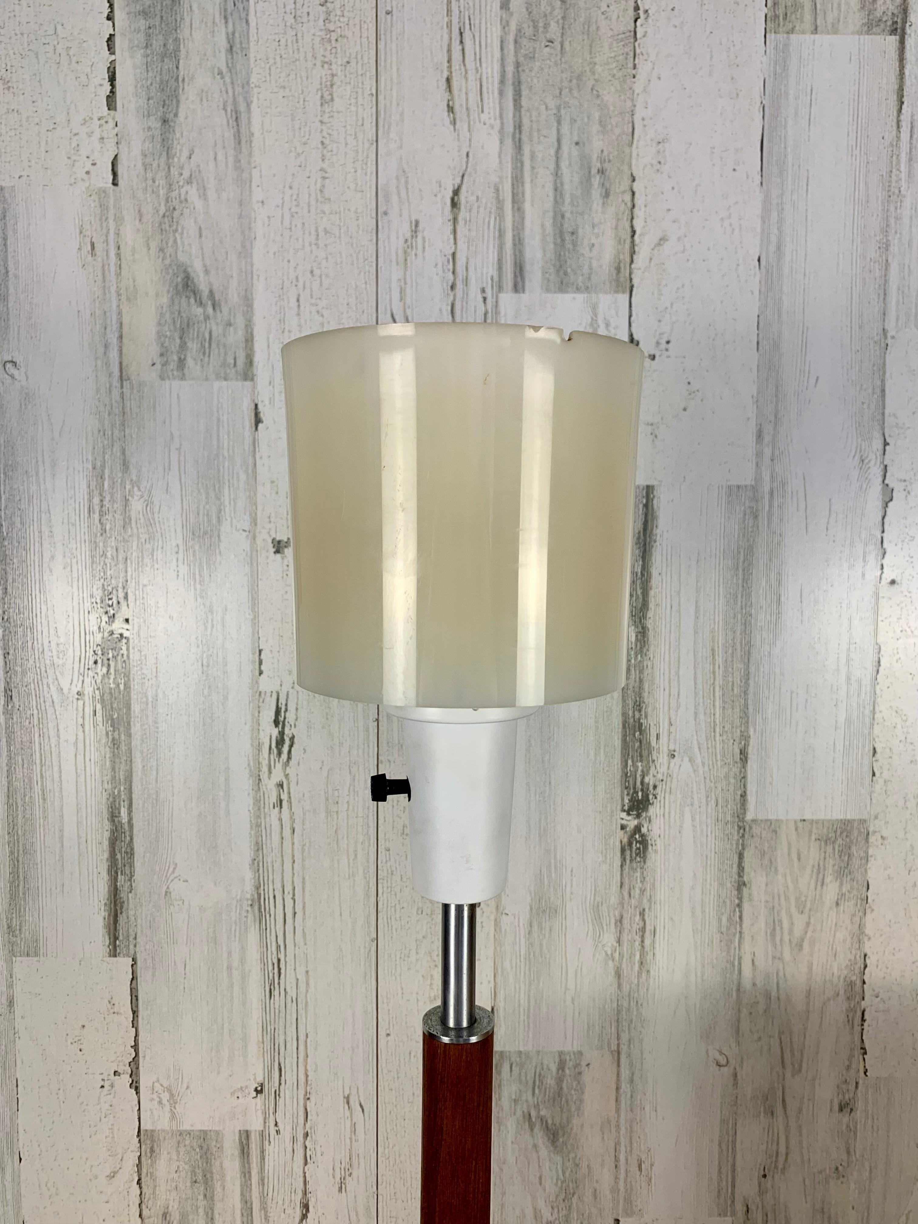 Mid-Century Modern Lampe de bureau en noyer et chrome de Gerald Thurston en vente