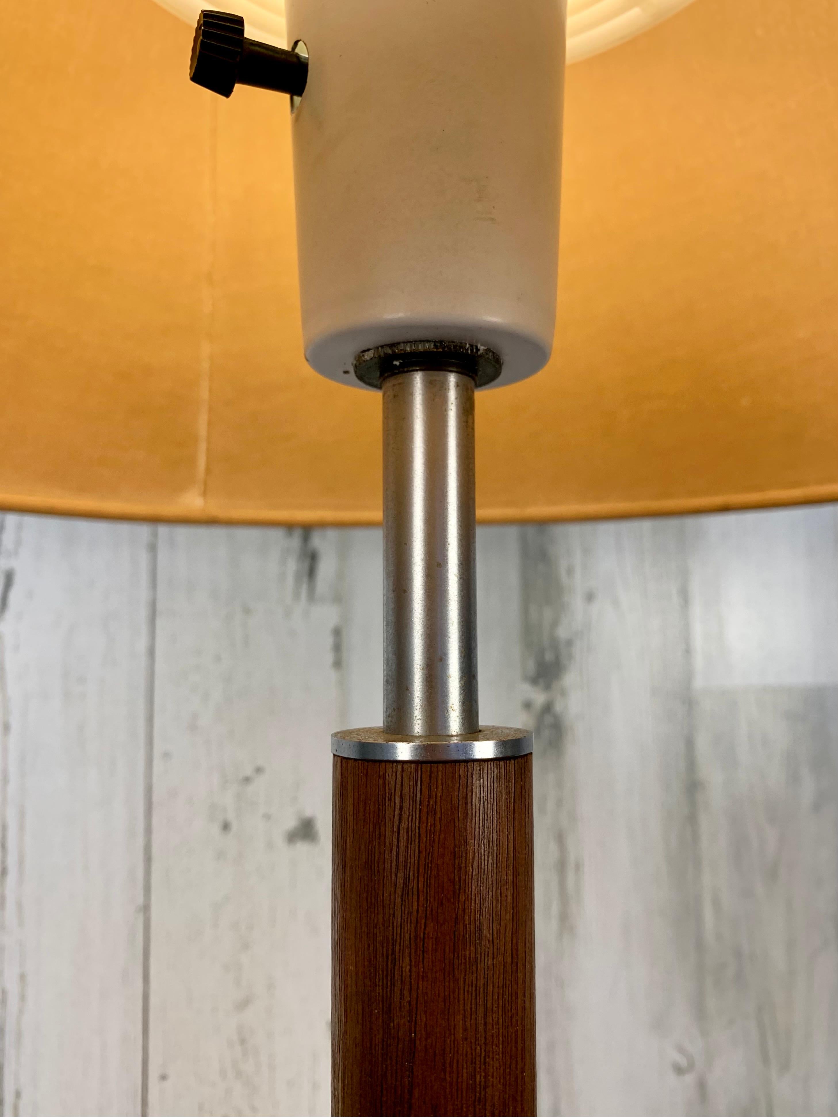 Tischlampe aus Nussbaumholz und Chrom von Gerald Thurston (20. Jahrhundert) im Angebot