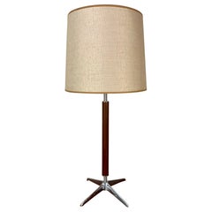 Tischlampe aus Nussbaumholz und Chrom von Gerald Thurston