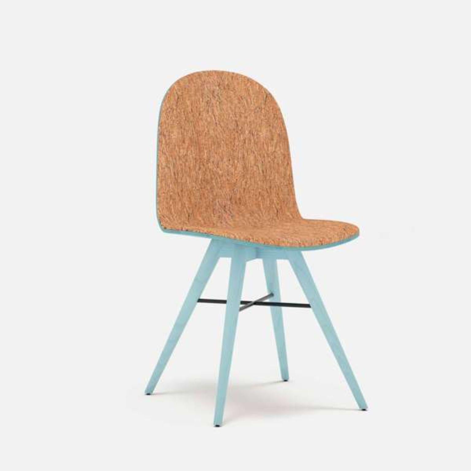 Zeitgenössischer Stuhl aus Nussbaumholz und Korkstoff von Alexandre Caldas (Portugiesisch) im Angebot