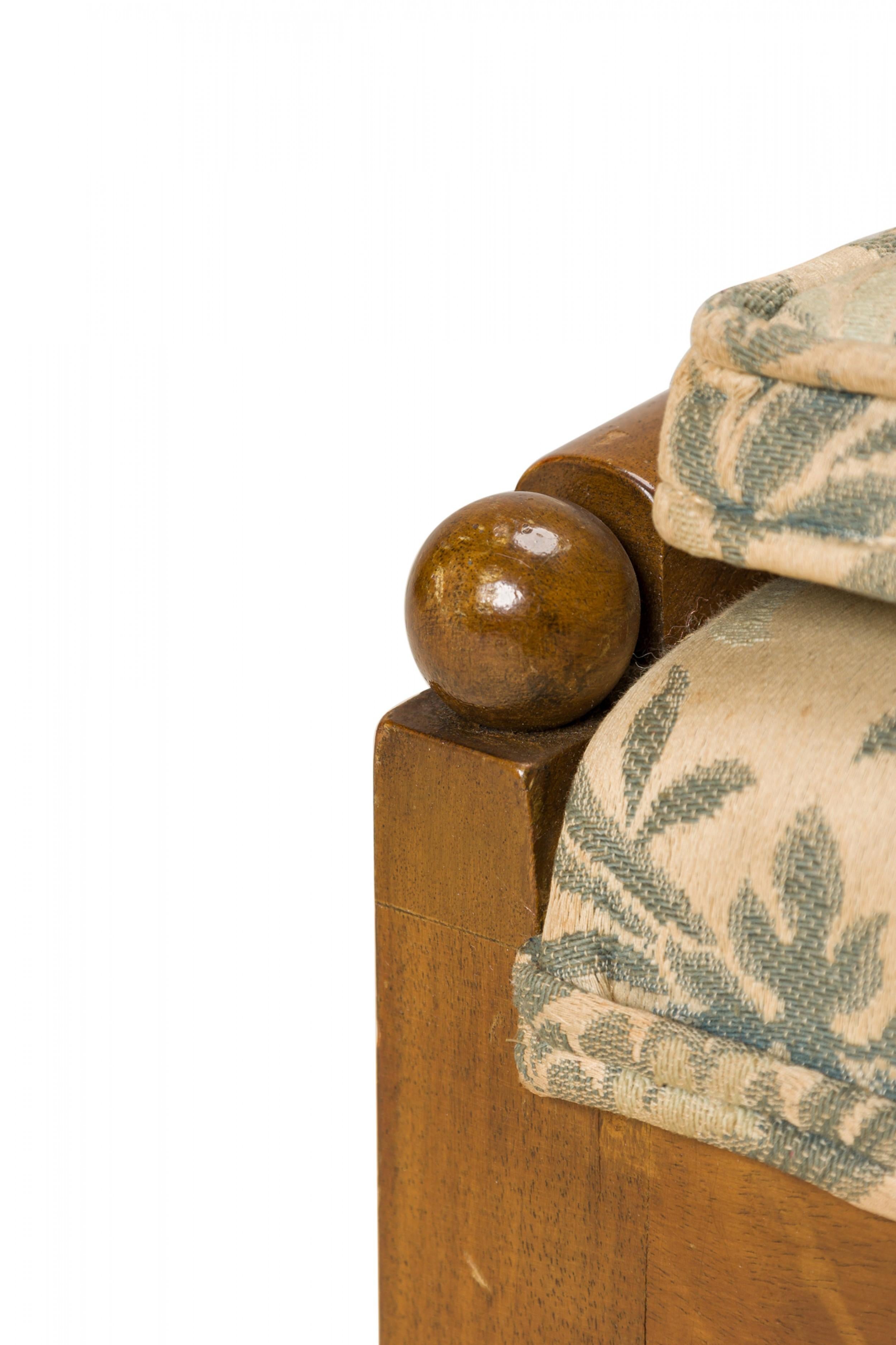 Tissu Chaise d'appoint à dossier cuillère en noyer et tissu floral en vente