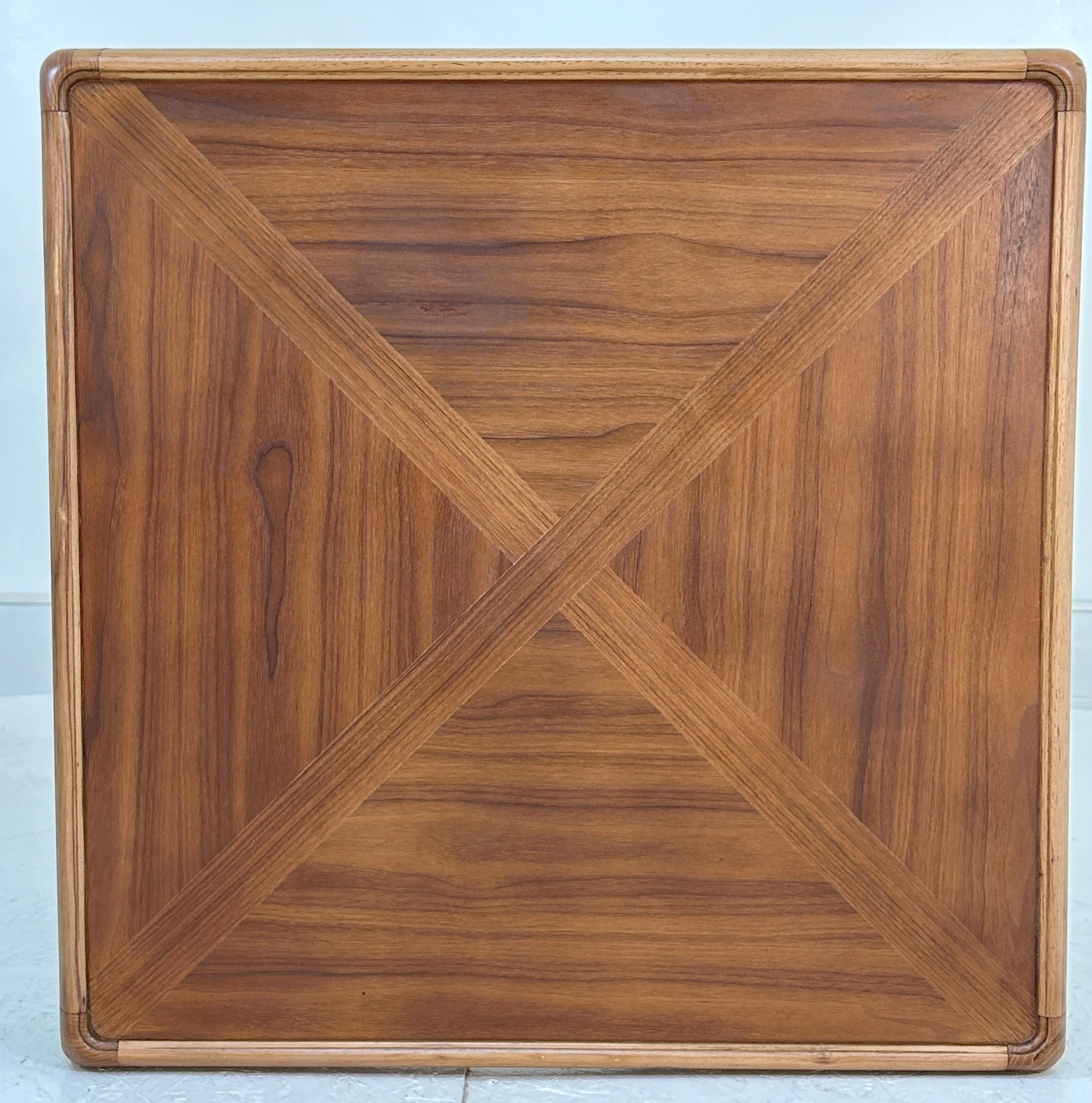 Metà XX secolo Tavolo in noce e legno di frutta di Thomasville, 1965 in vendita