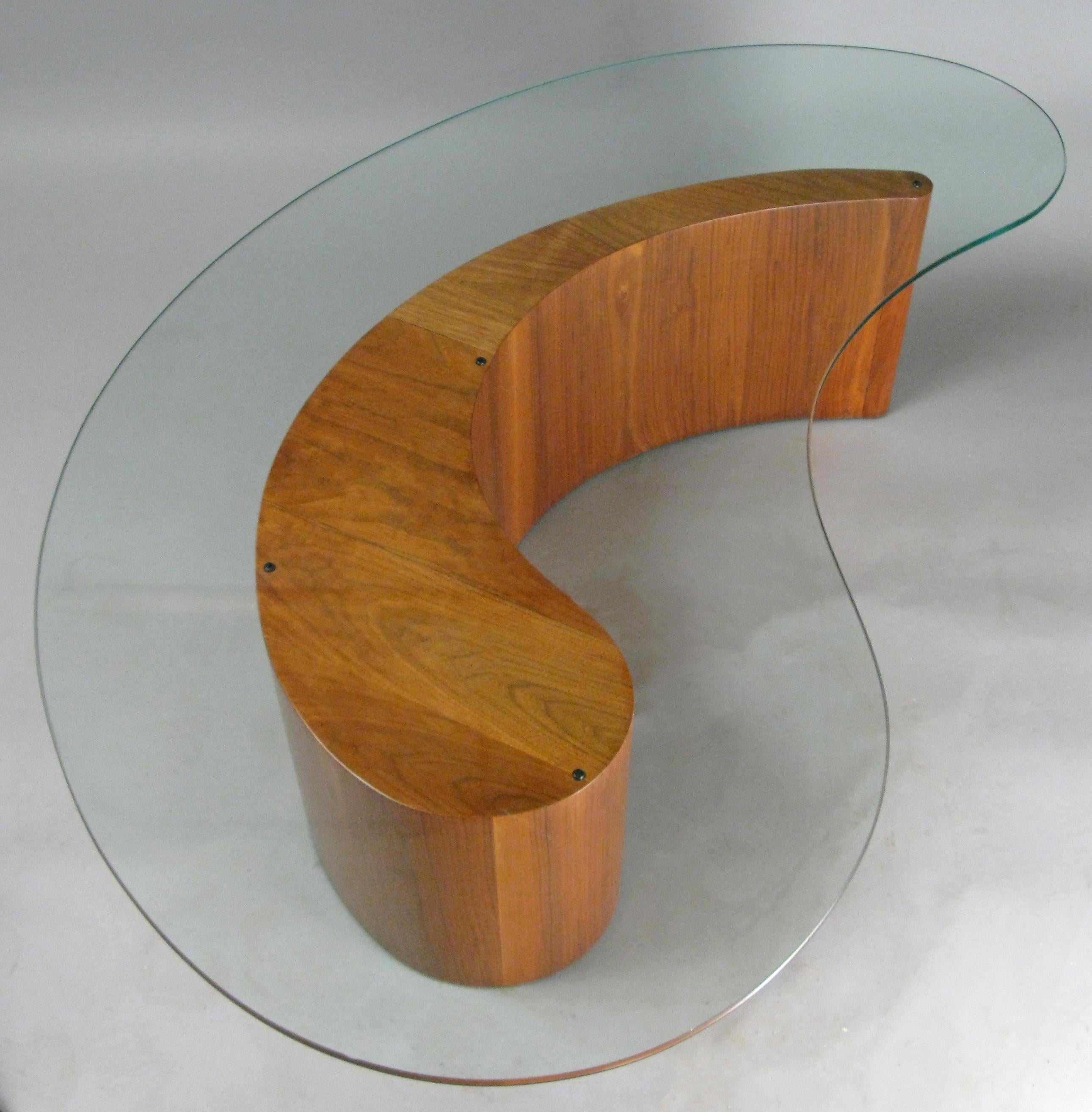 Vladimir Kagan for Selig biomorphic comma table, also referred to as the apostrophe table. Walnut base and original kidney shaped glass. Beautiful form and design.