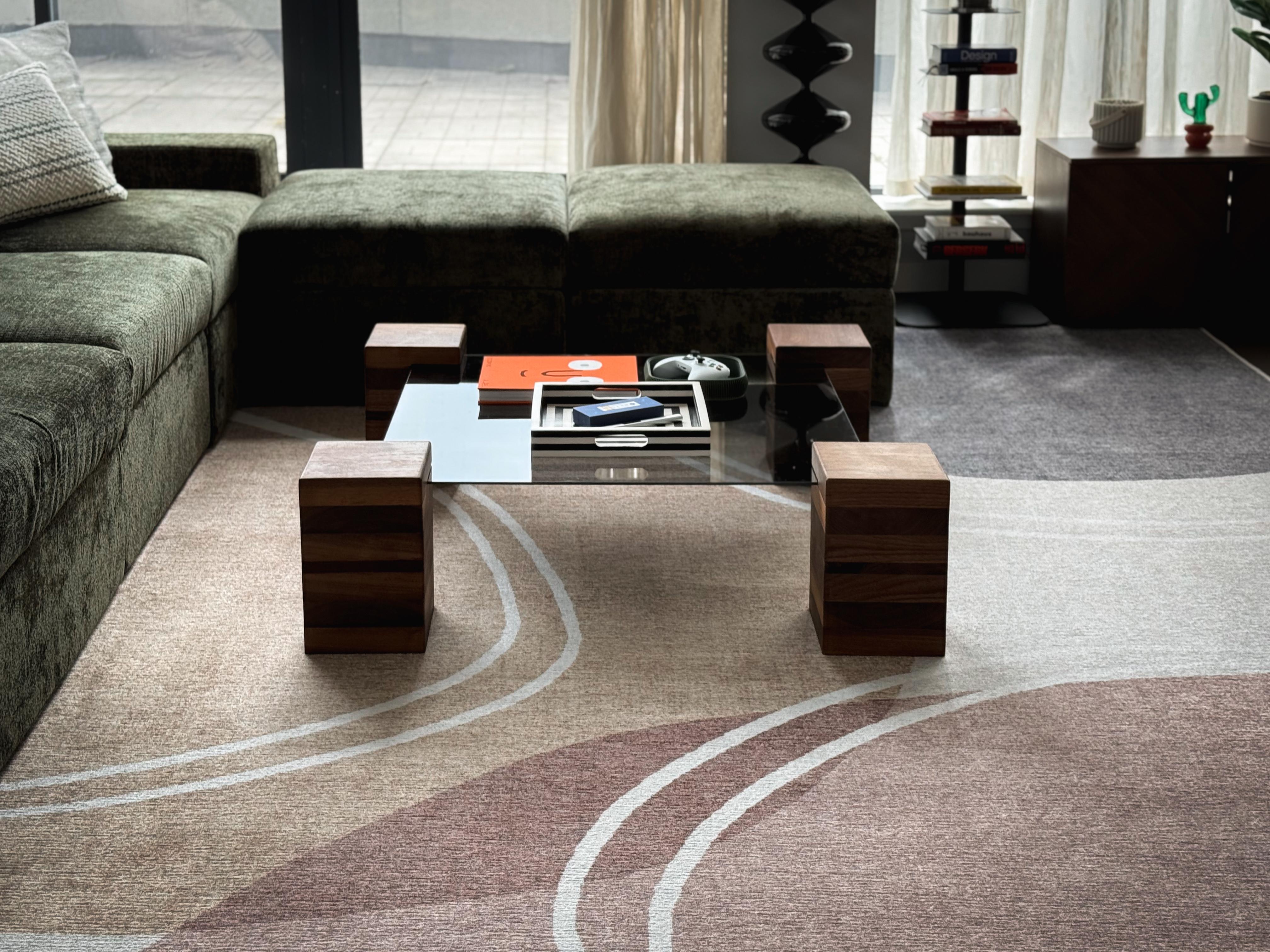 Tisch mit Nussbaum und Glasfuß (Organische Moderne) im Angebot