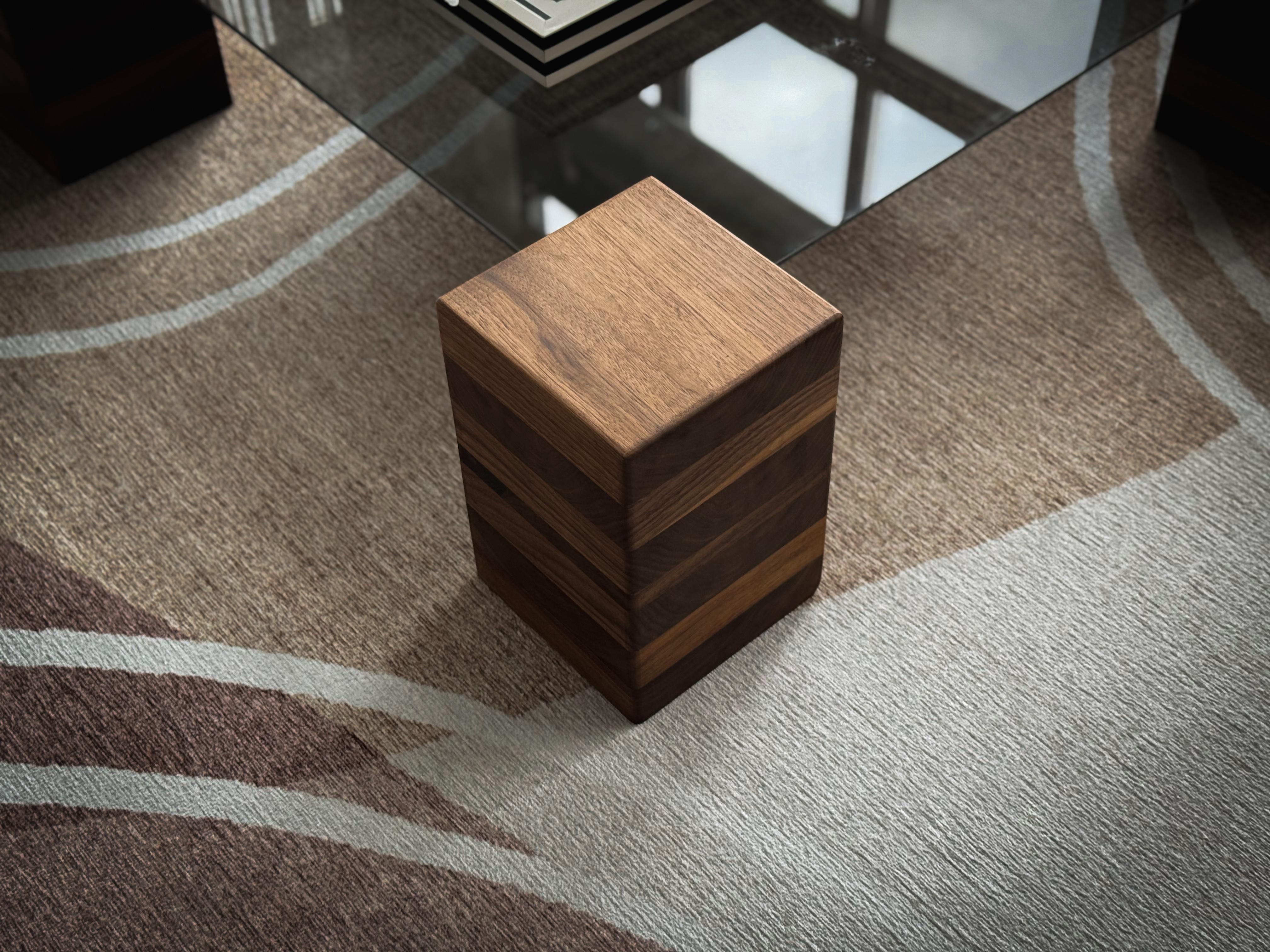 Tisch mit Nussbaum und Glasfuß (Holzarbeit) im Angebot