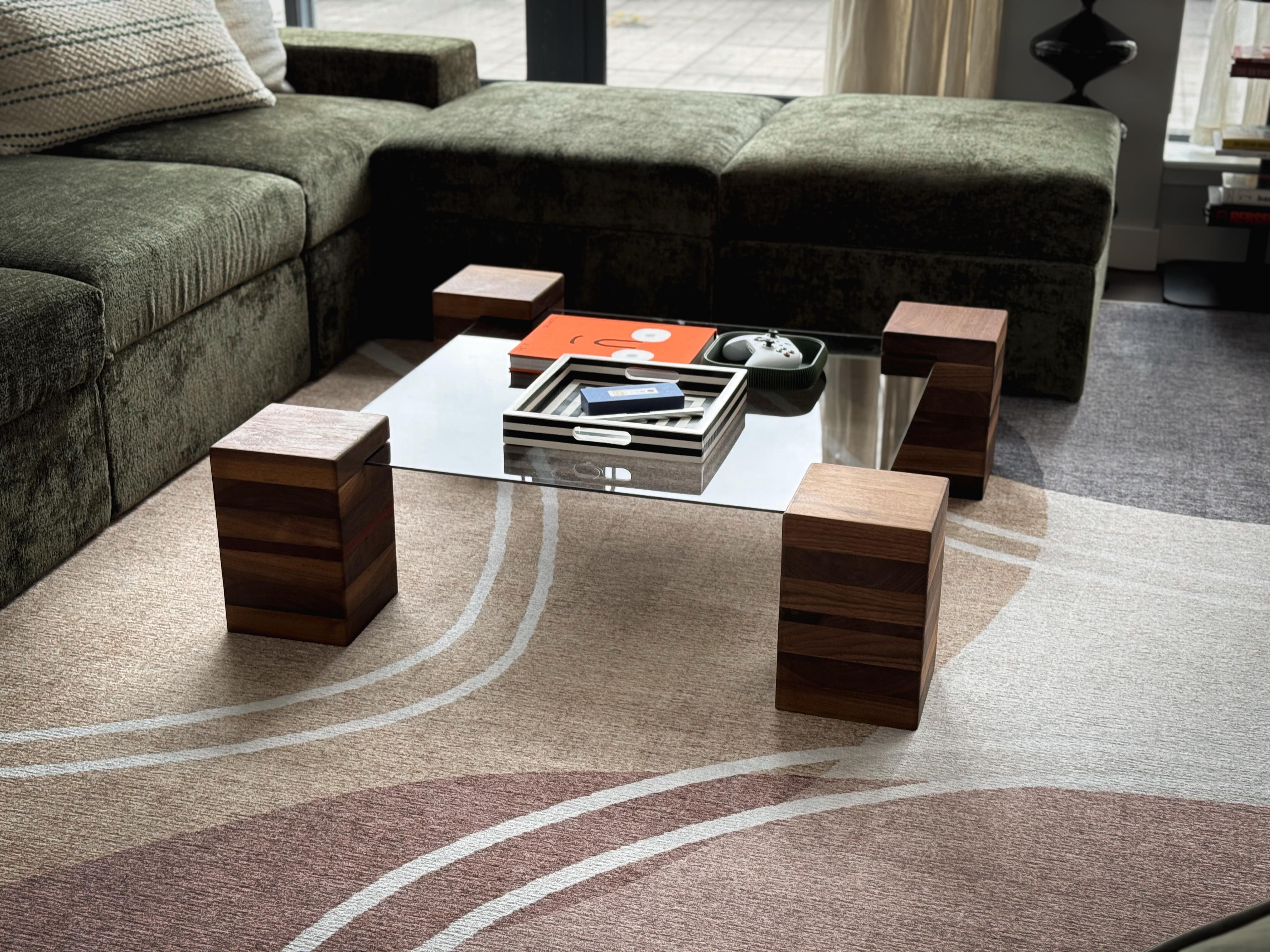 Tisch mit Nussbaum und Glasfuß (Hartholz) im Angebot