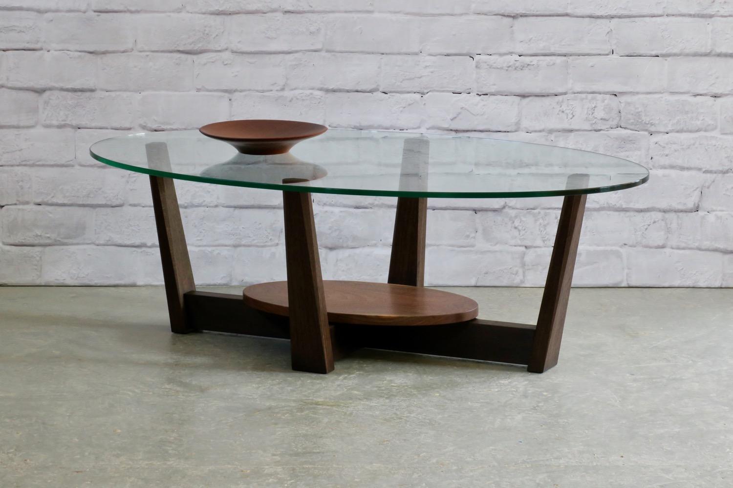 Moderne Table basse en noyer et verre - Thomas Throop/ Black Creek Designs -En stock en vente