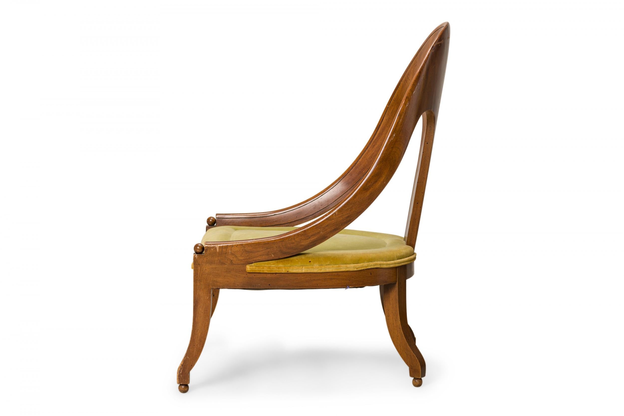 Mid-Century Modern Chaise à dossier spoon en noyer et velours vert en vente