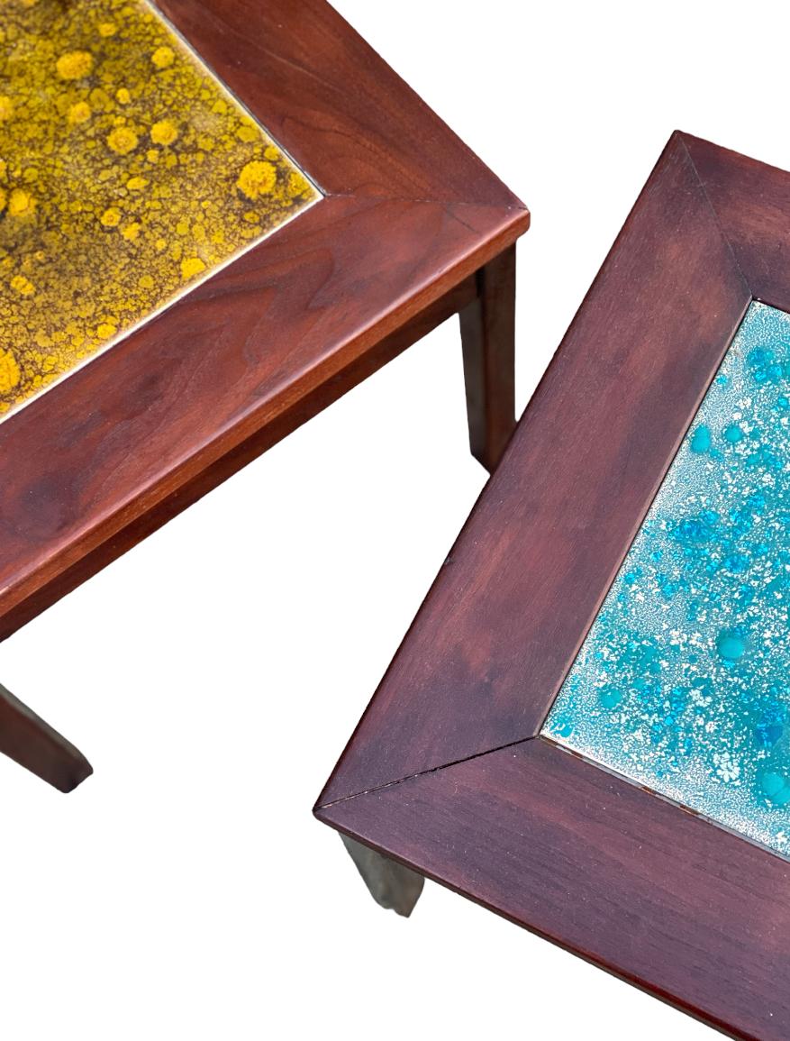Mid-Century Modern Tables d'appoint en noyer et cuivre peints à la main par John Keal pour Brown Saltman en vente