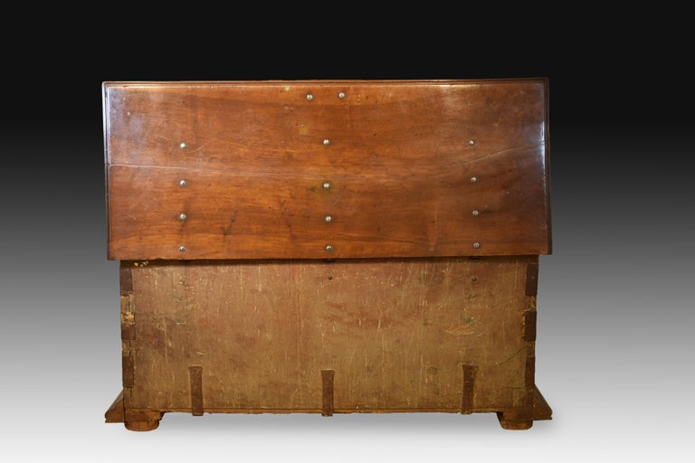 Walnut and Iron Chest, 17th Century In Fair Condition For Sale In Madrid, ES