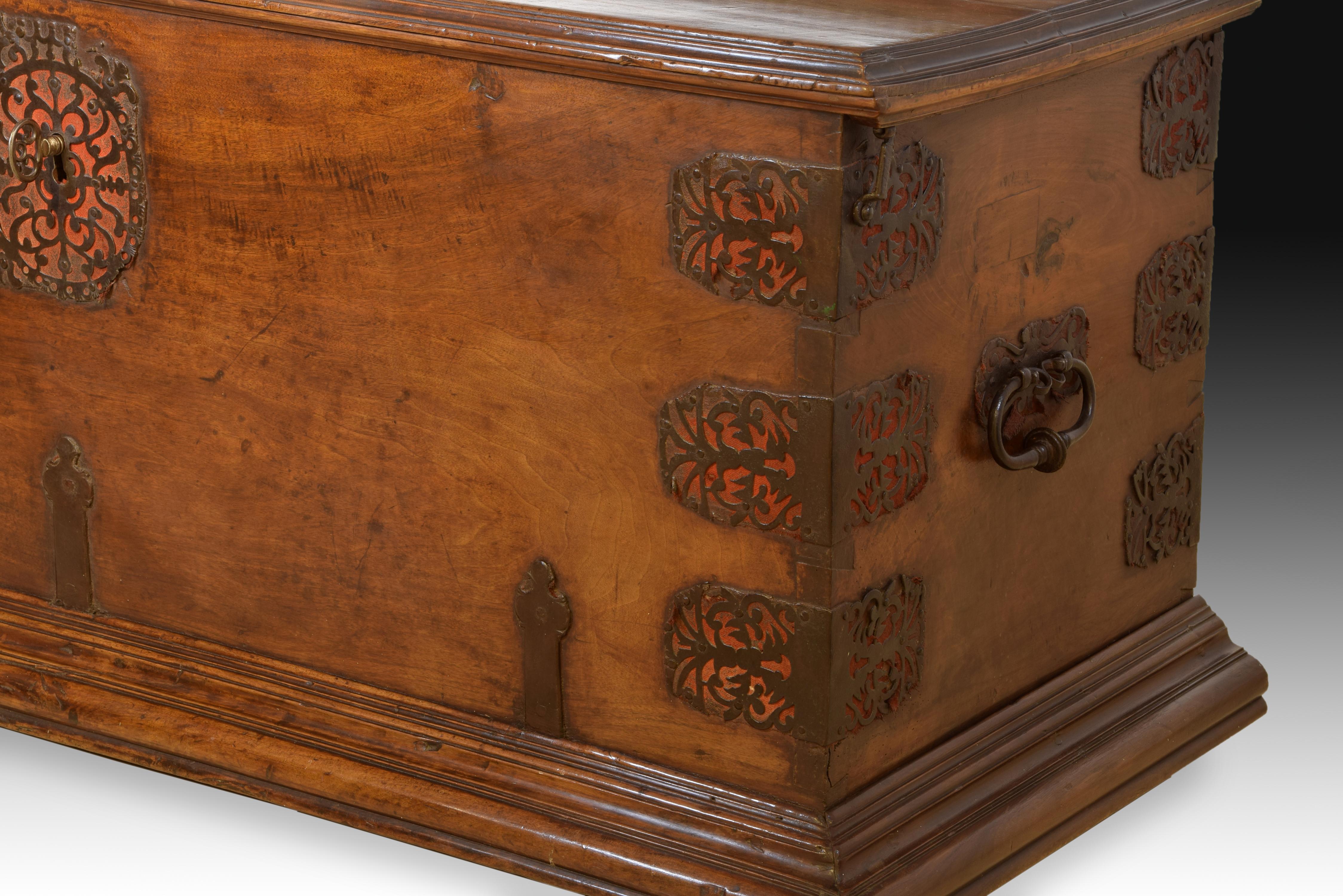 Walnut and Iron Chest, 17th Century In Fair Condition For Sale In Madrid, ES