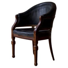 Chaise Barrel en noyer et cuir