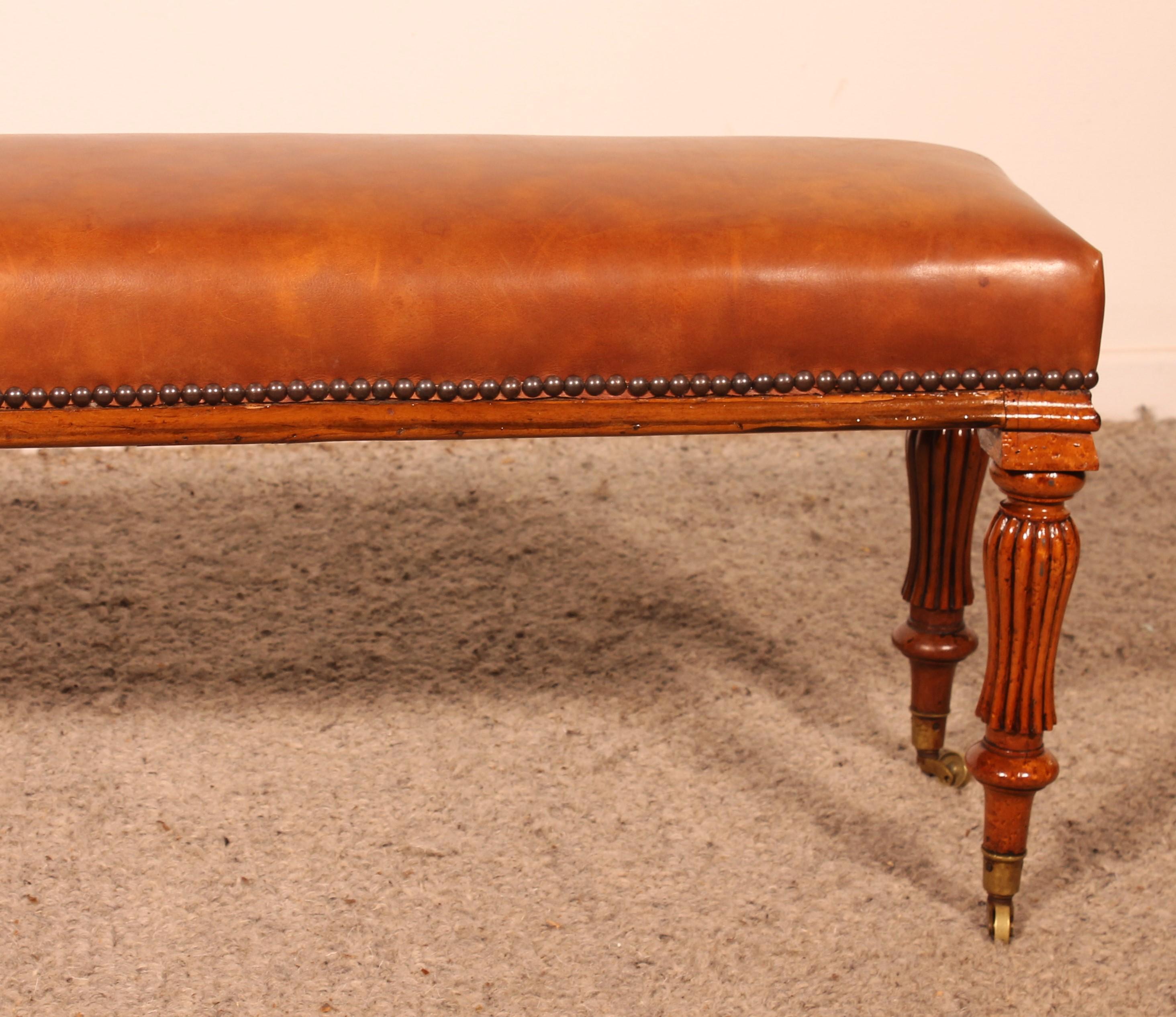 Lovely walnut bench from the 19th century from England
Very beautiful walnut base ending with casters
The bench seat has been covered in cognac-colored leather
beautiful patina and in perfect condition
ideal in front of a fire for example