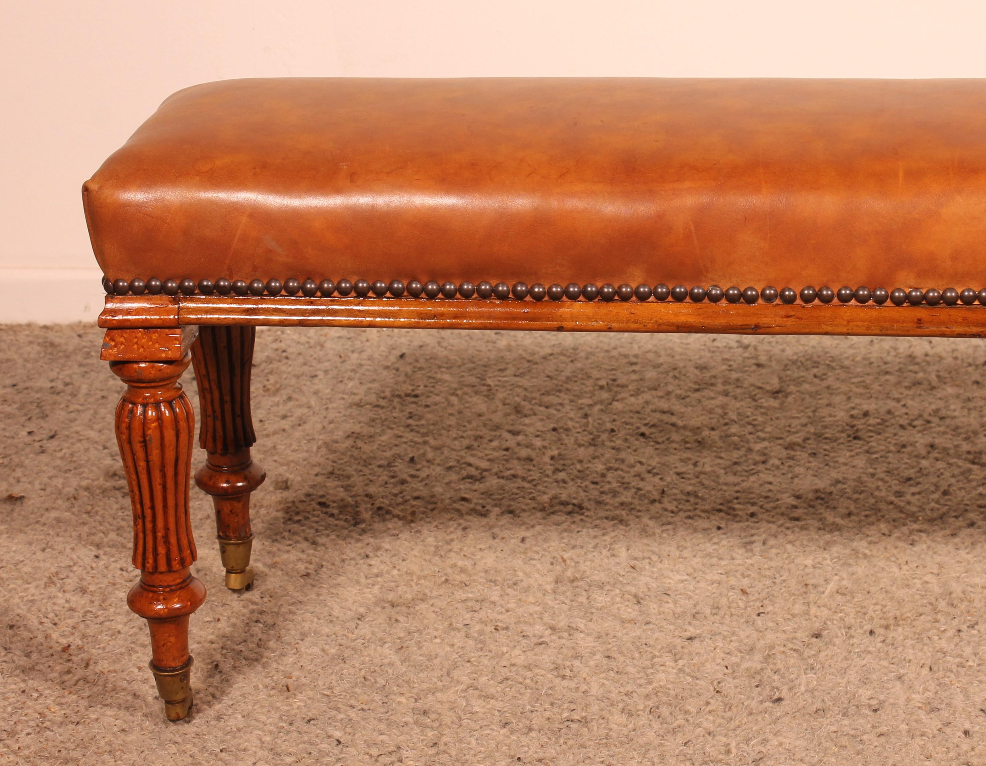 Victorian walnut and leather bench from the 19 century For Sale