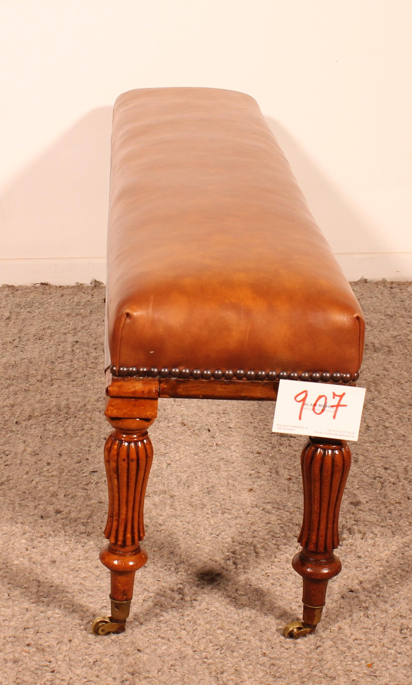 walnut and leather bench from the 19 century In Good Condition For Sale In Brussels, Brussels