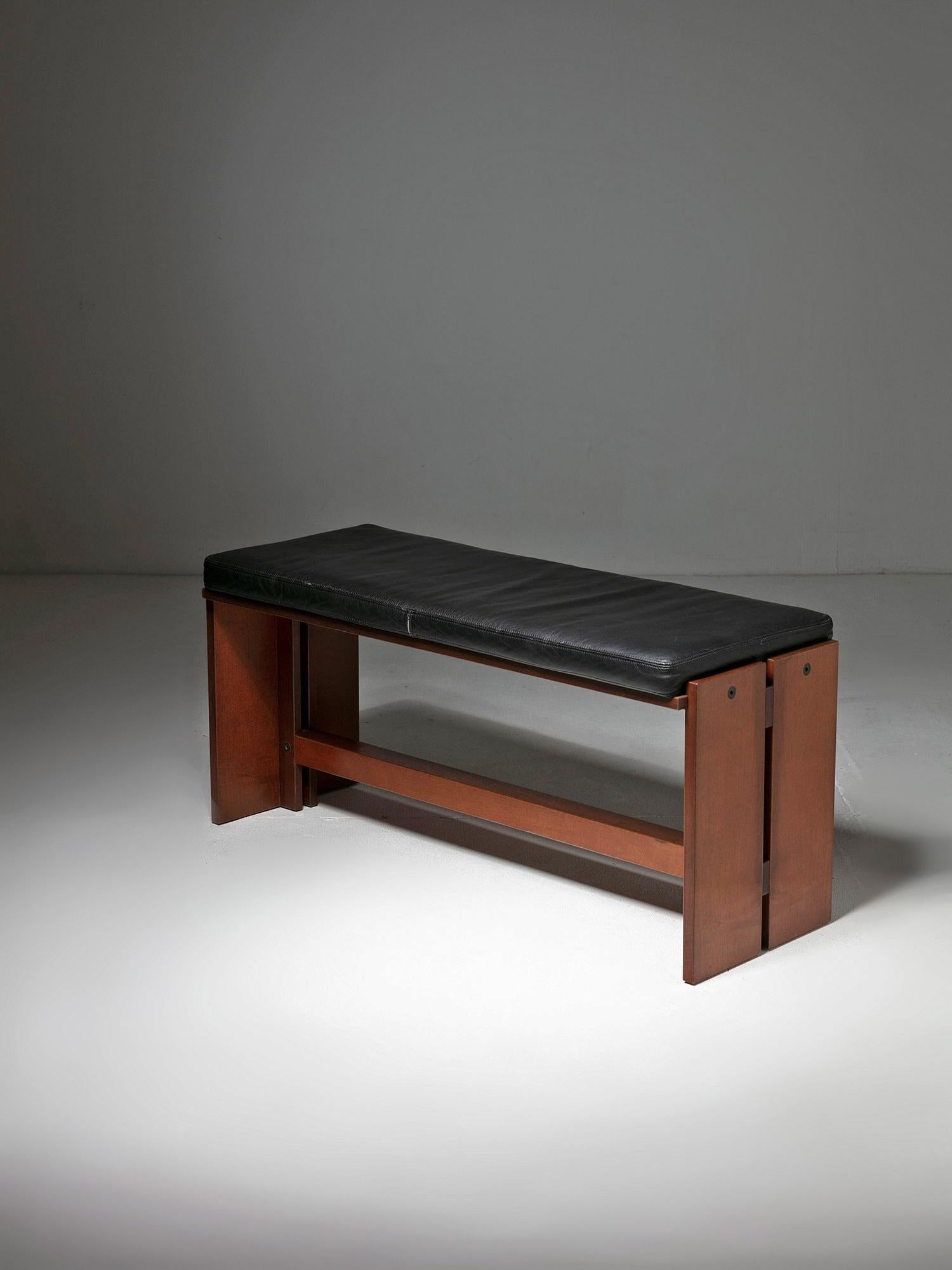 Solid walnut bench model 662 by A. Vigilio for Bernini.
Sturdy frame and movable leather pillow.