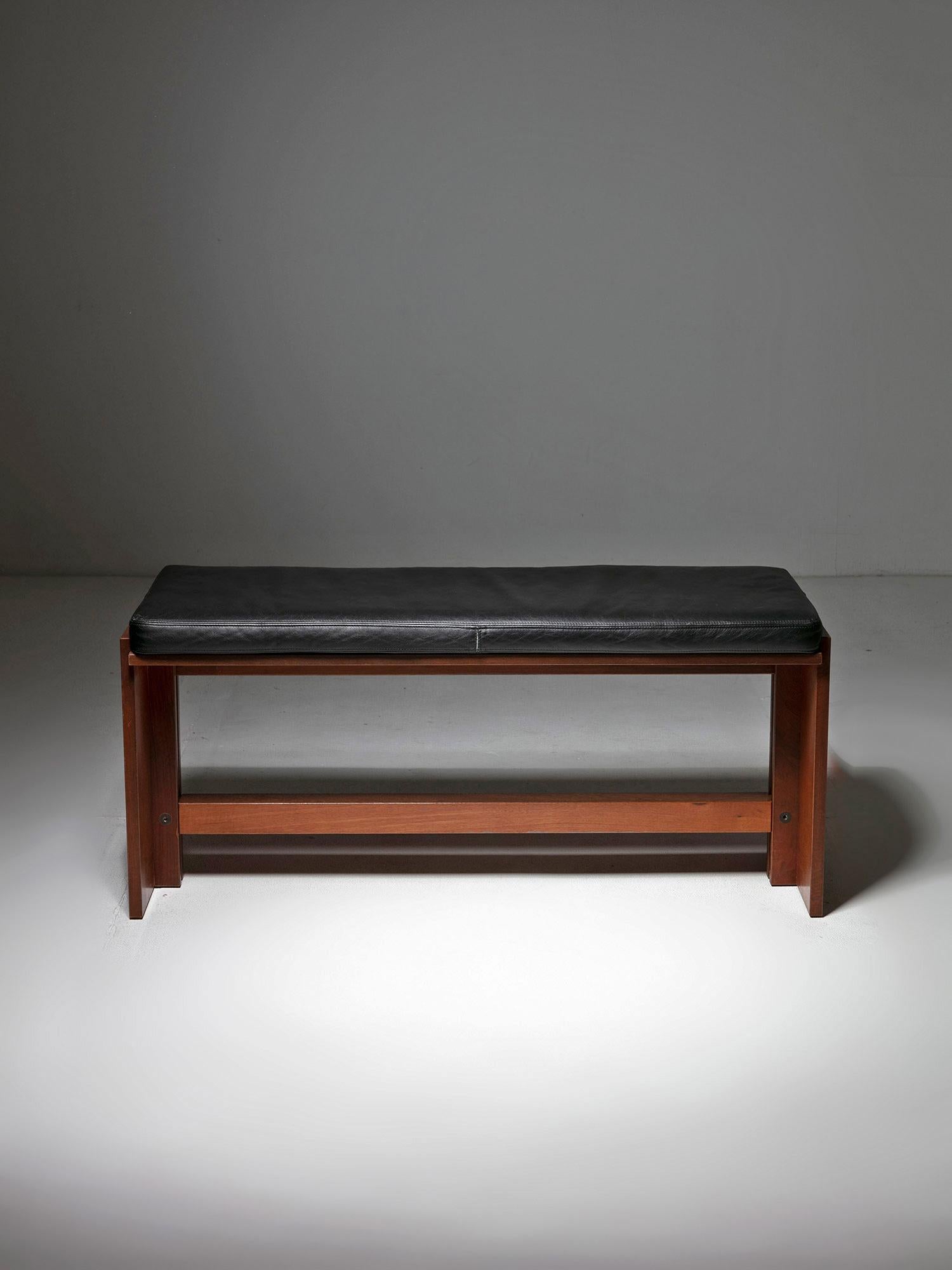 Italian Walnut and Leather Bench Model 662 by A. Vigilio for Bernini, Italy, 1980s For Sale