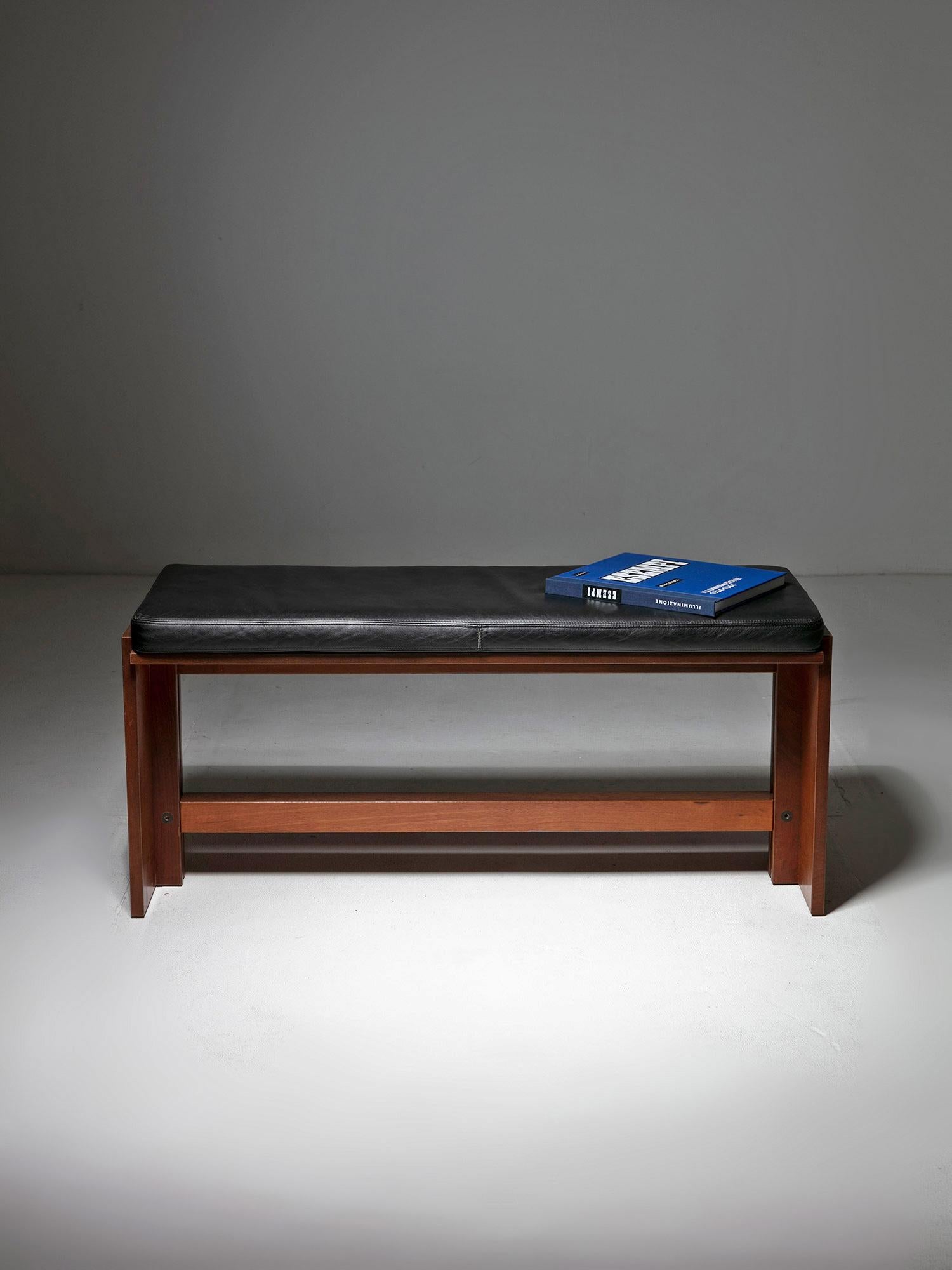 Walnut and Leather Bench Model 662 by A. Vigilio for Bernini, Italy, 1980s For Sale 4