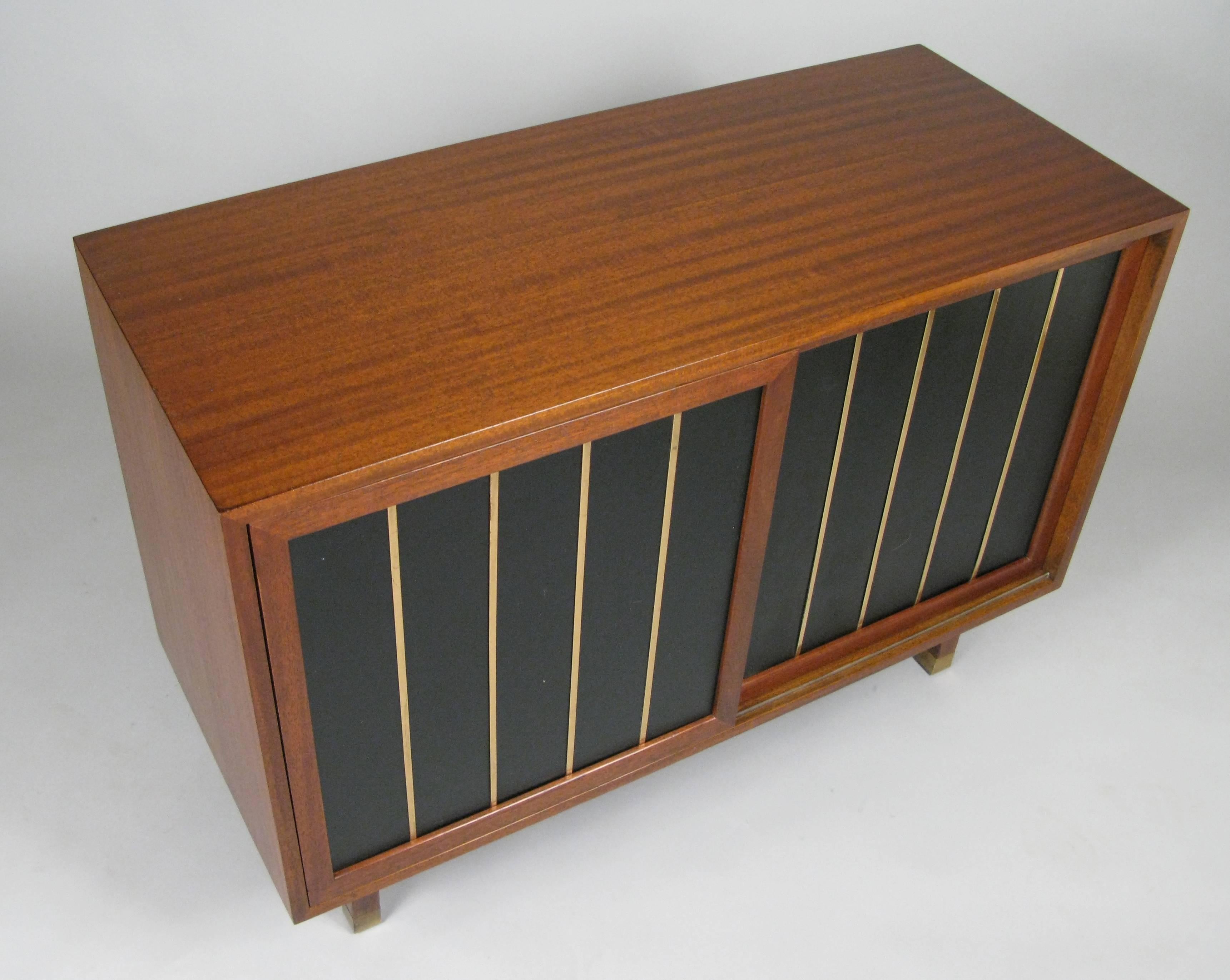 Walnut and Leather Cabinet by Harvey Probber (Walnuss)
