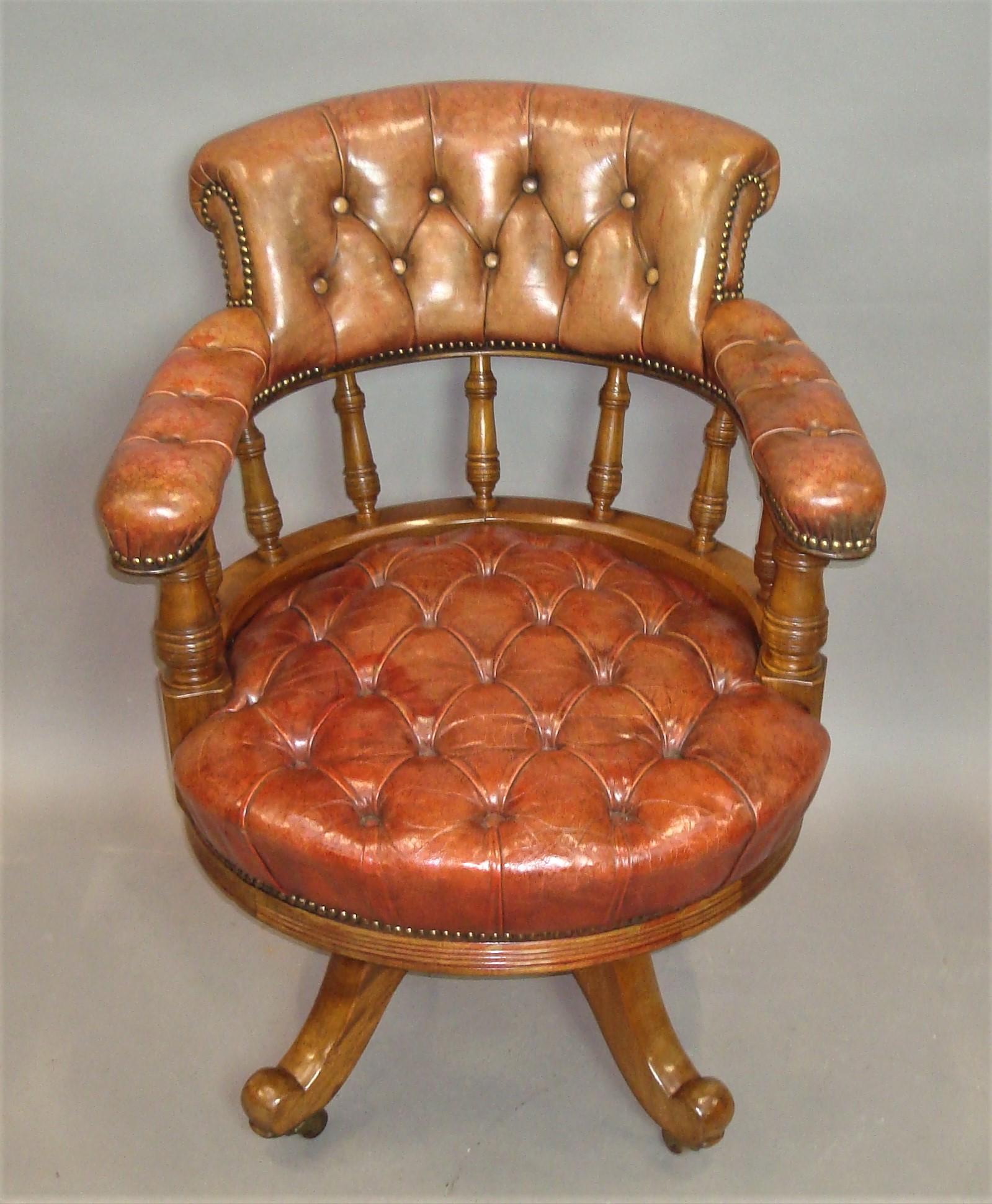 Walnut and Leather Revolving Desk Chair, 19th Century (Viktorianisch)