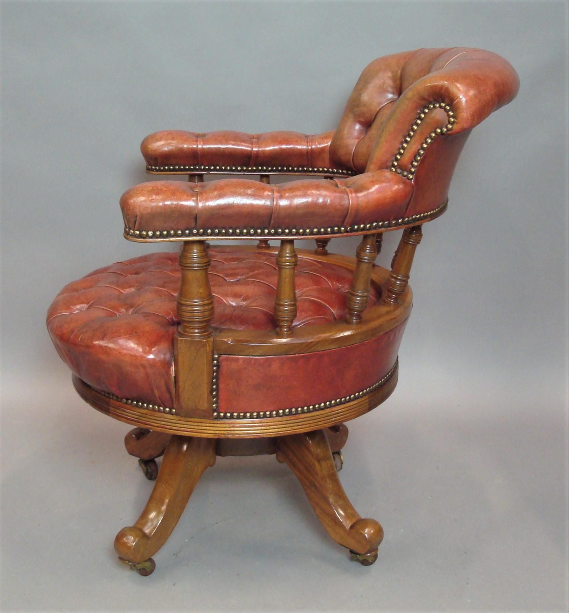 Walnut and Leather Revolving Desk Chair, 19th Century (Englisch)