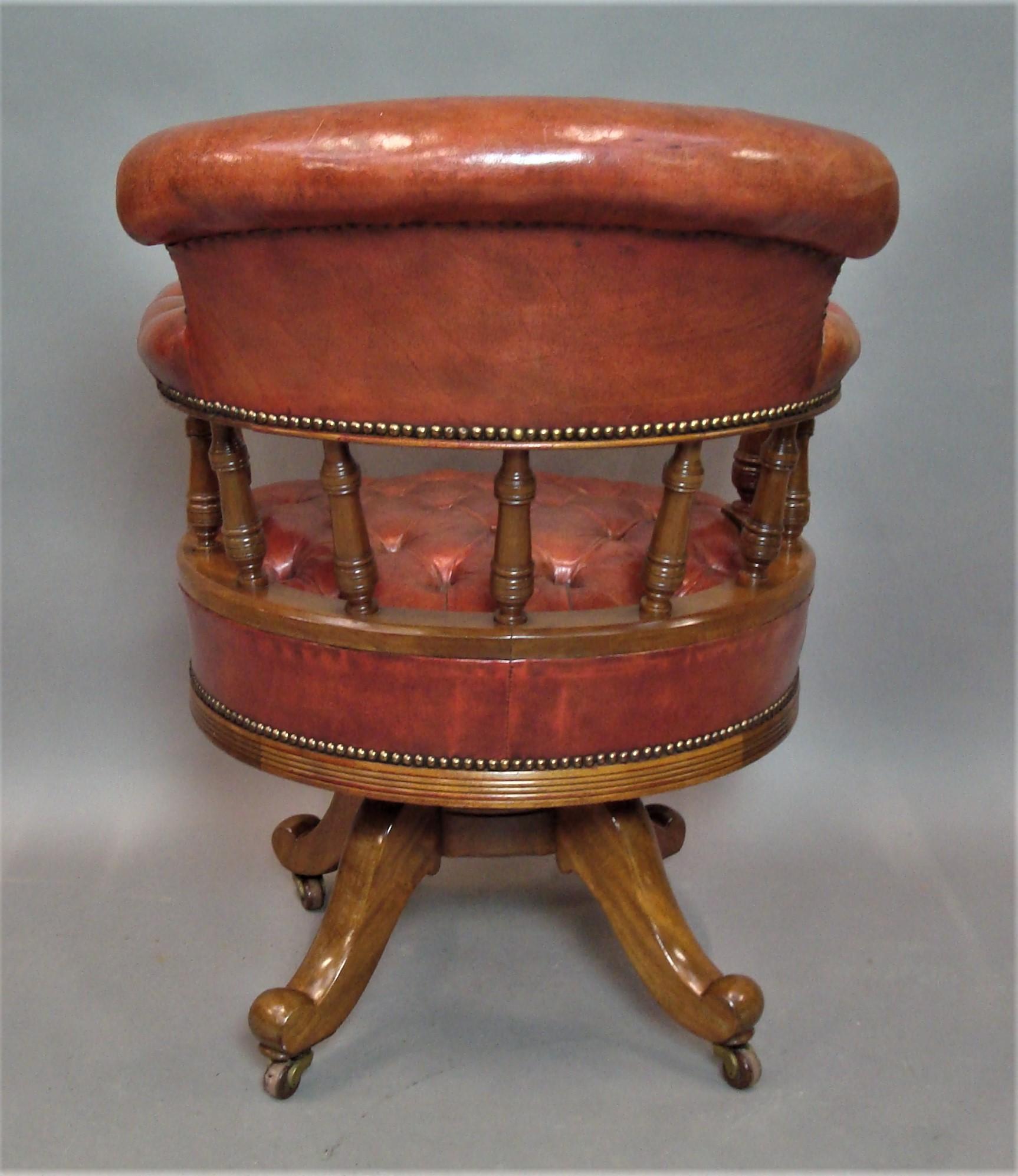 Walnut and Leather Revolving Desk Chair, 19th Century im Zustand „Gut“ in Moreton-in-Marsh, Gloucestershire