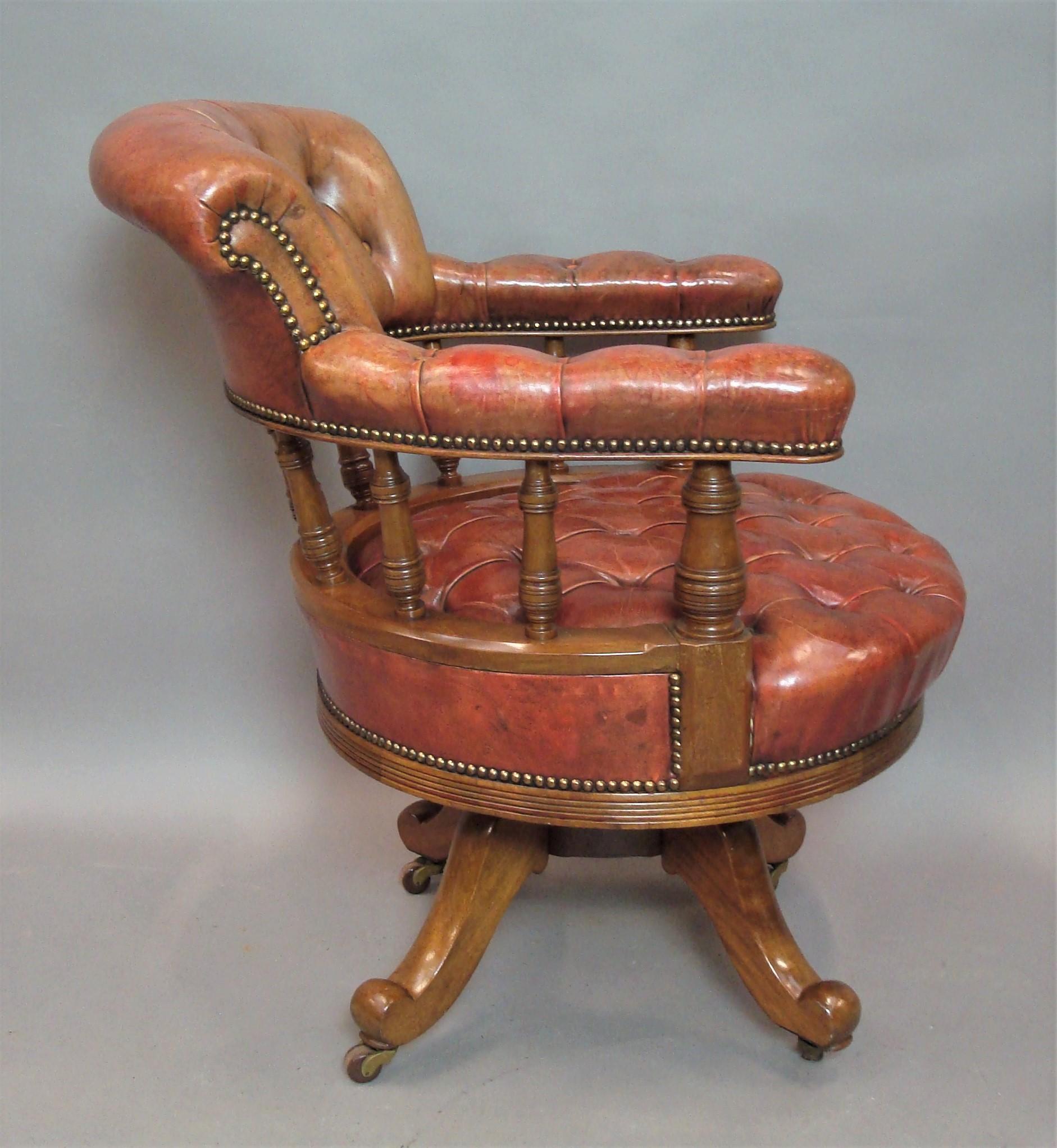 Walnut and Leather Revolving Desk Chair, 19th Century (19. Jahrhundert)