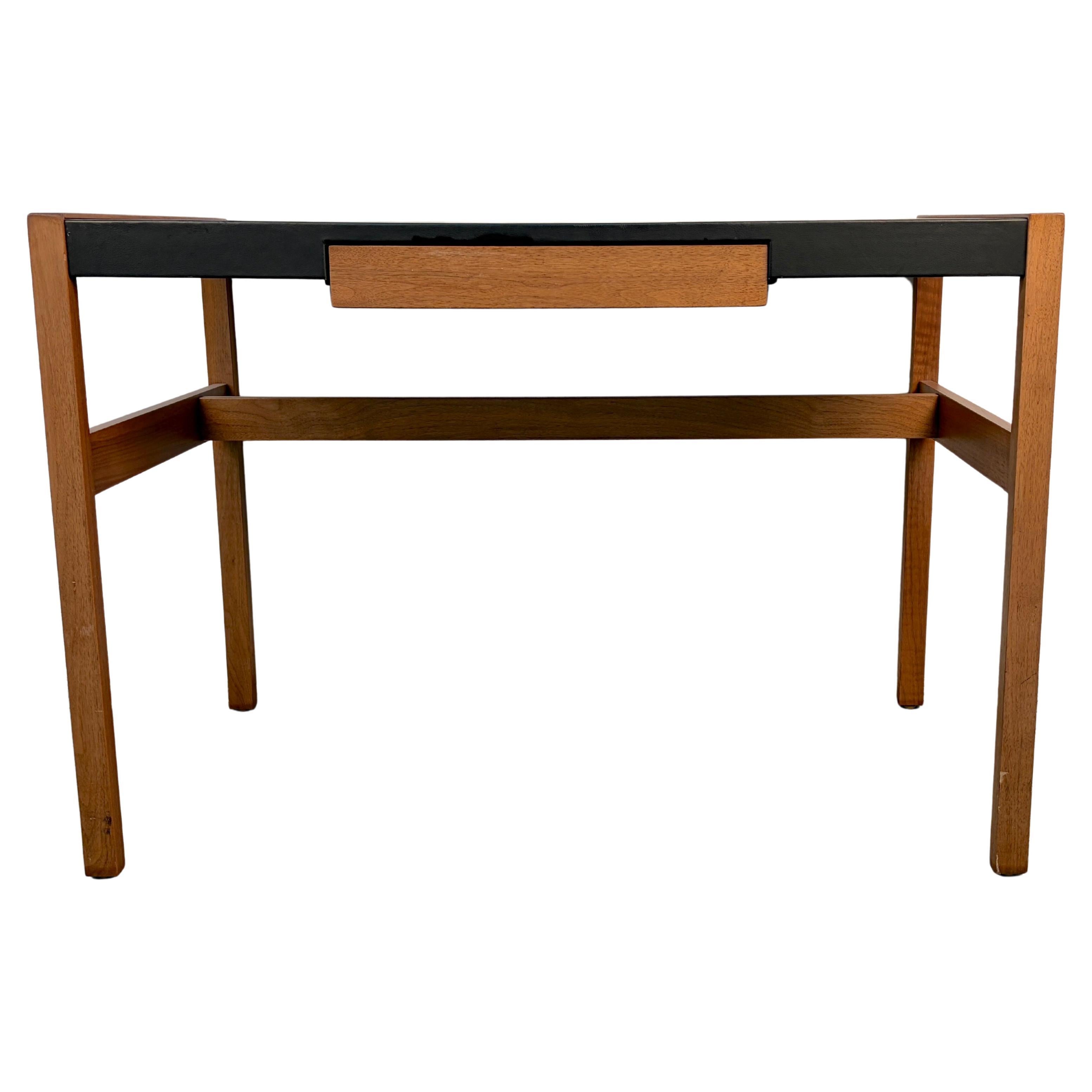 Schreibtisch "Risom" aus Nussbaum und Leder von Design Within Reach im Angebot