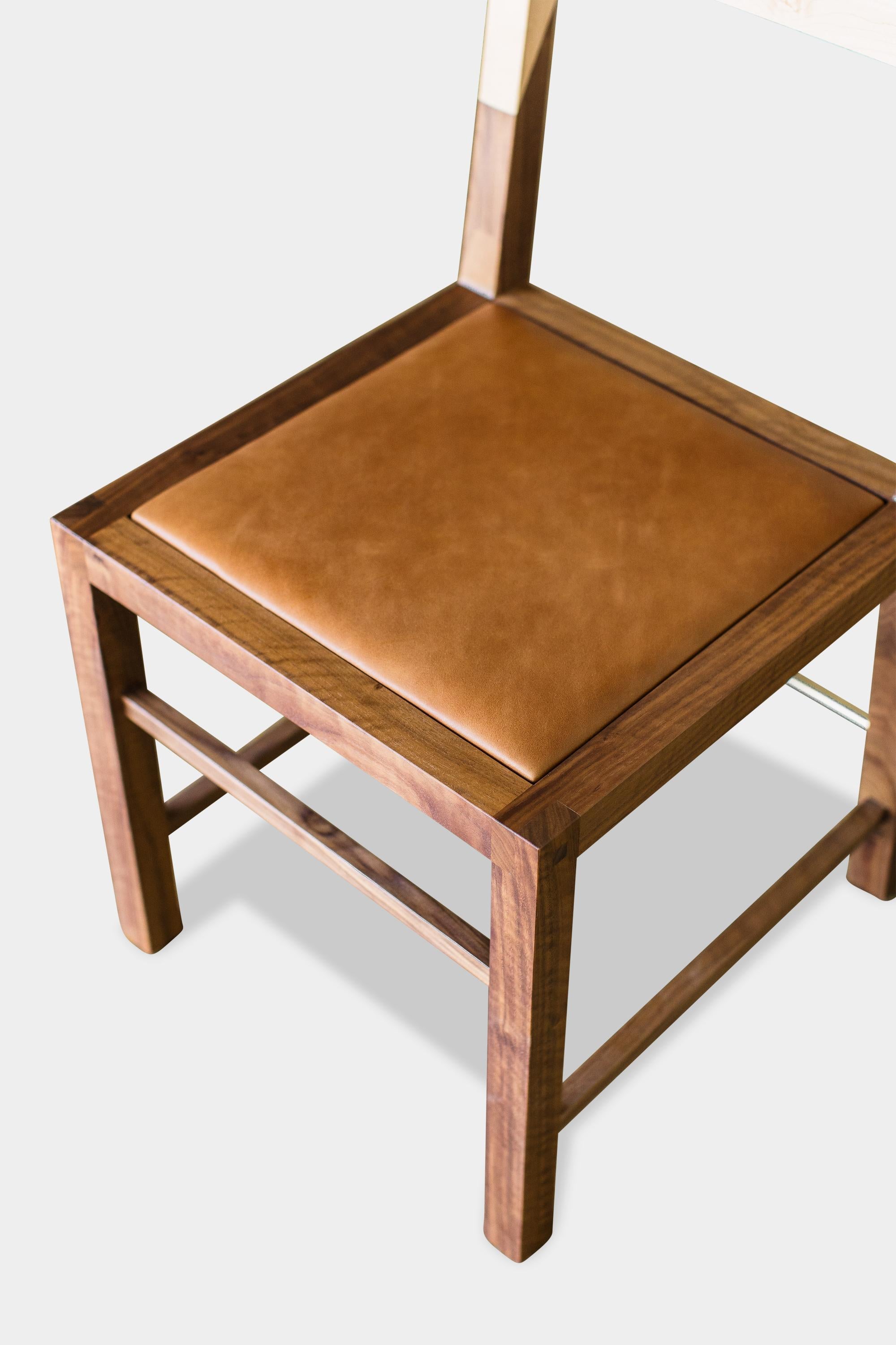 Struttura in legno massiccio con taglio a mano e inserti in ottone massiccio. Sedia da pranzo o da scrivania artigianale in noce con schienale in acero. Seduta imbottita in pelle di cammello. Realizzato a mano a Los Angeles, in California, il