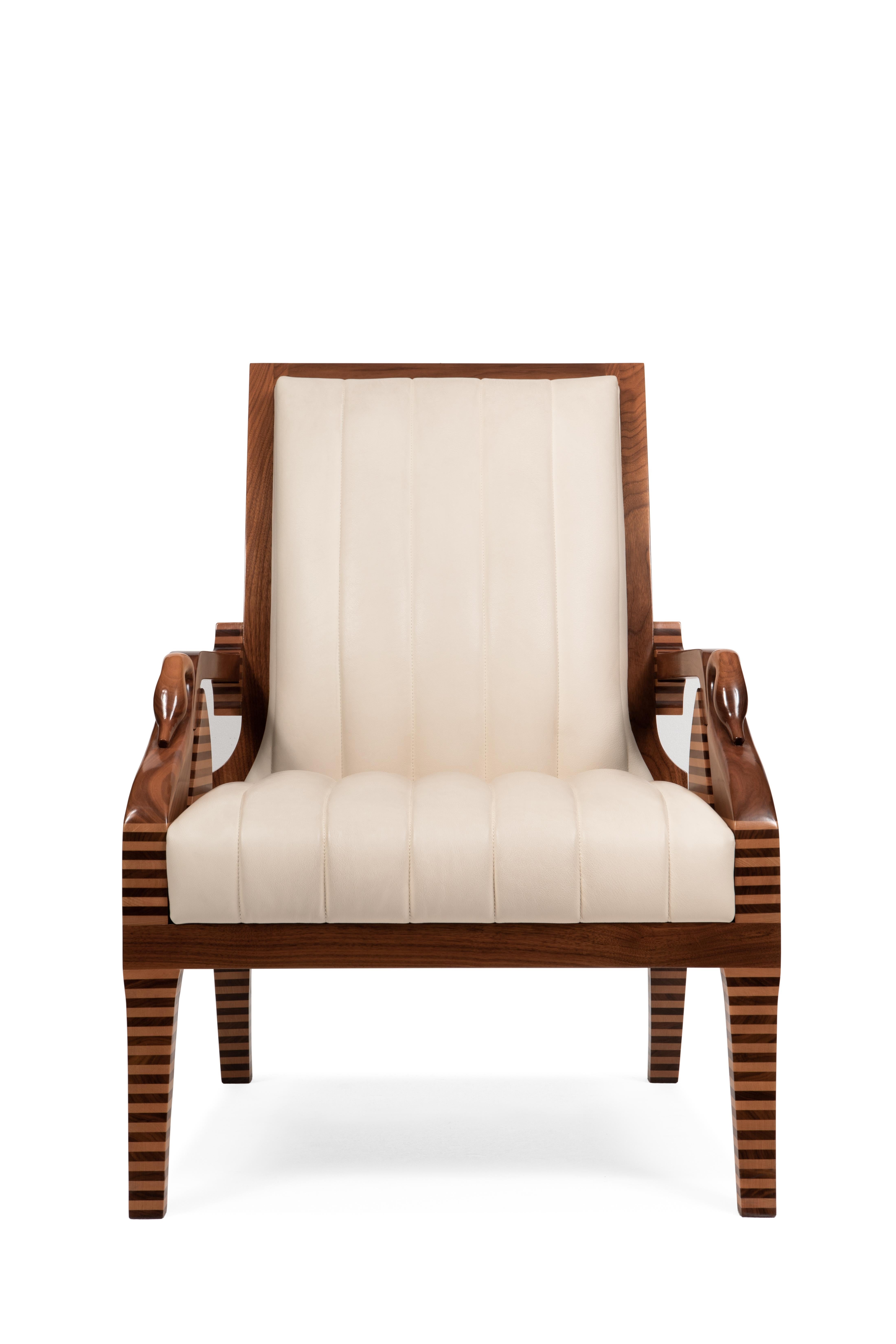 Sessel, inspiriert von klassischen Empire-Sesseln, modernisiert durch die stilisierte Form des Schwans, der die Armlehne charakterisiert. Er wurde 1998 entworfen und wird immer noch produziert.
Das Gestell ist aus Nussbaum- und Buchenholz, und die