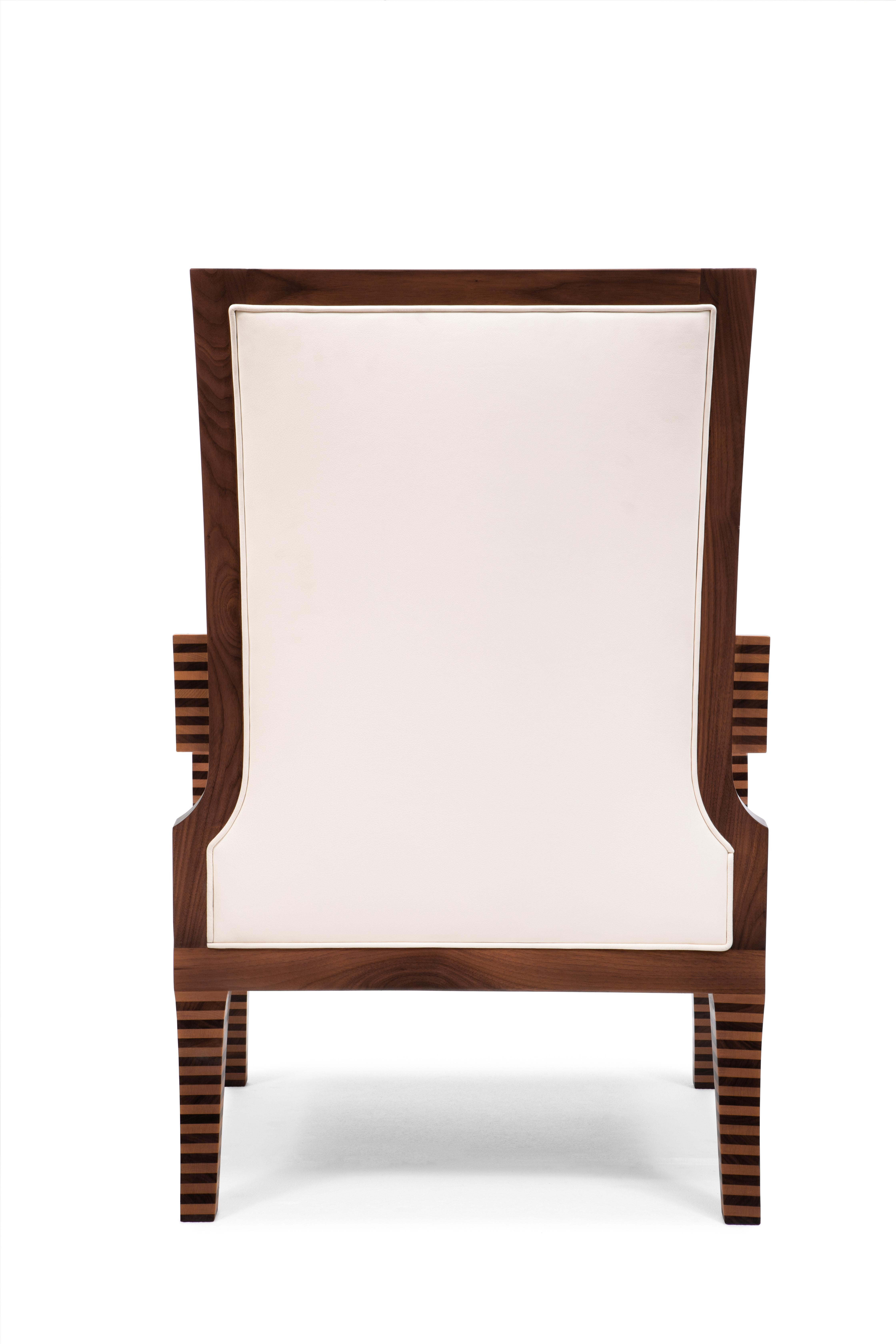 Moderner Sessel aus Nussbaumholz und Ahornholz mit dekorativen Schwanen, hergestellt in Italien (Poliert) im Angebot