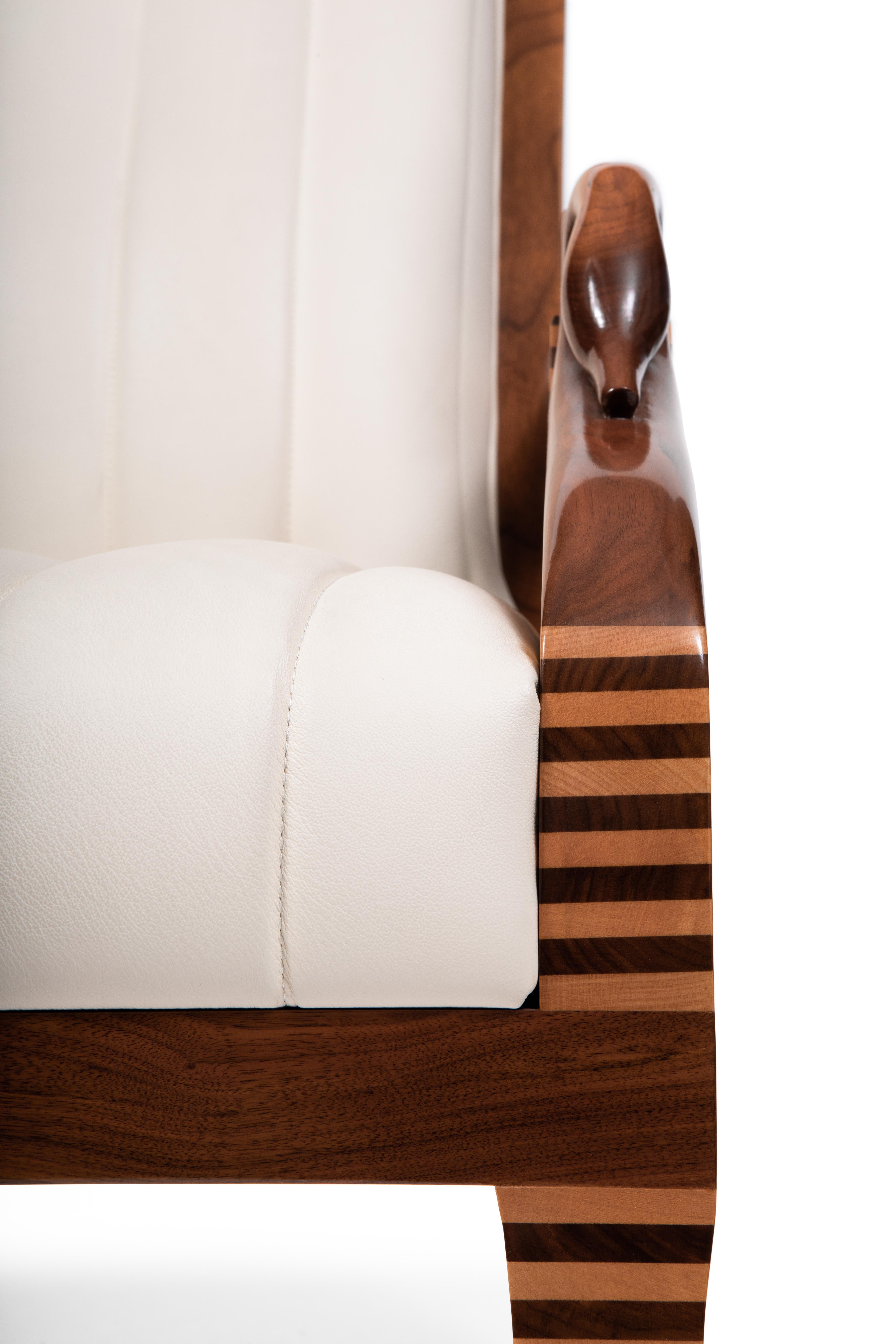 Moderner Sessel aus Nussbaumholz und Ahornholz mit dekorativen Schwanen, hergestellt in Italien (21. Jahrhundert und zeitgenössisch) im Angebot