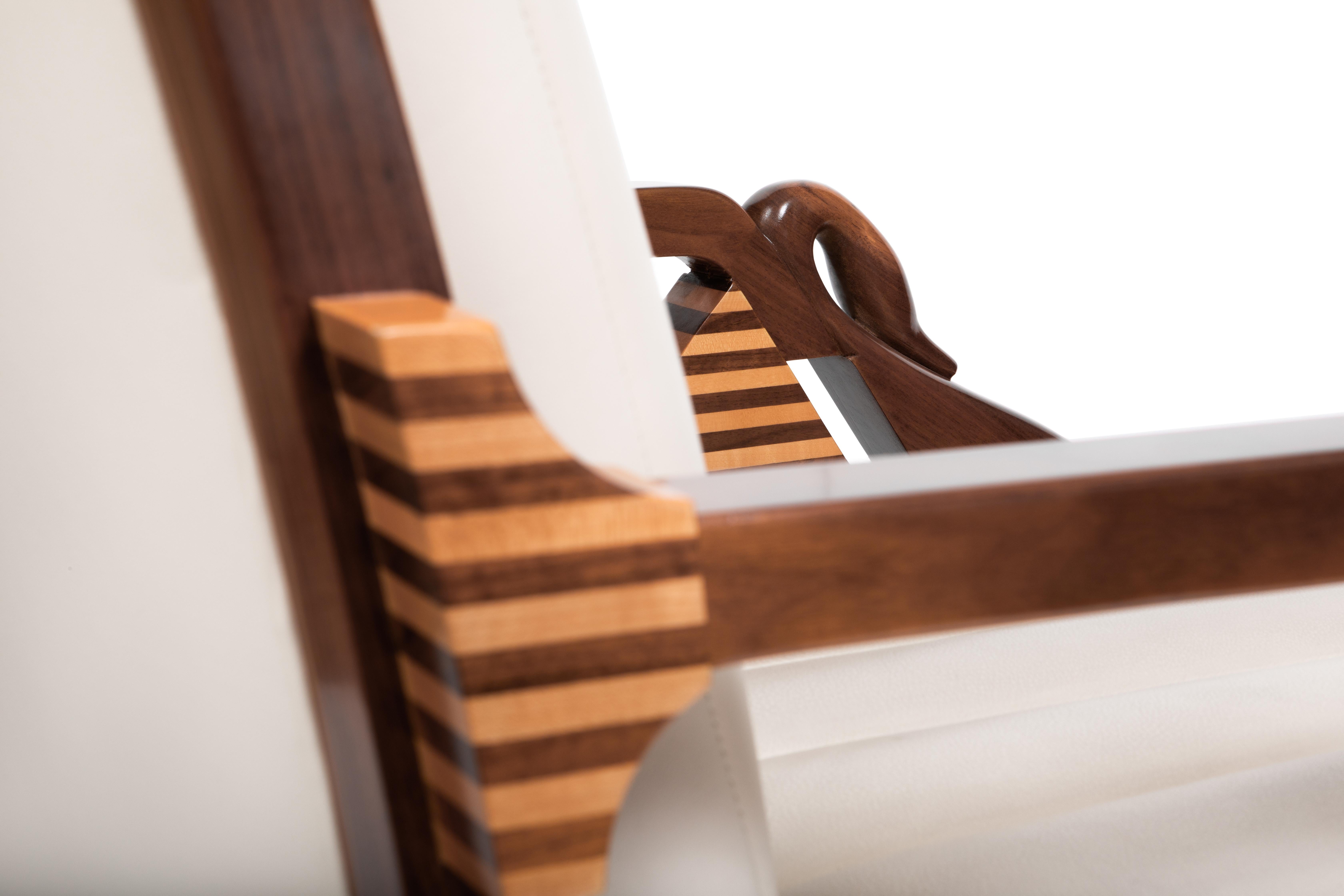 Moderner Sessel aus Nussbaumholz und Ahornholz mit dekorativen Schwanen, hergestellt in Italien im Angebot 2