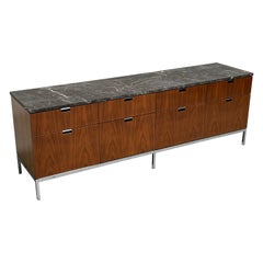 Credenza de nogal y mármol de Florence Knoll para Knoll