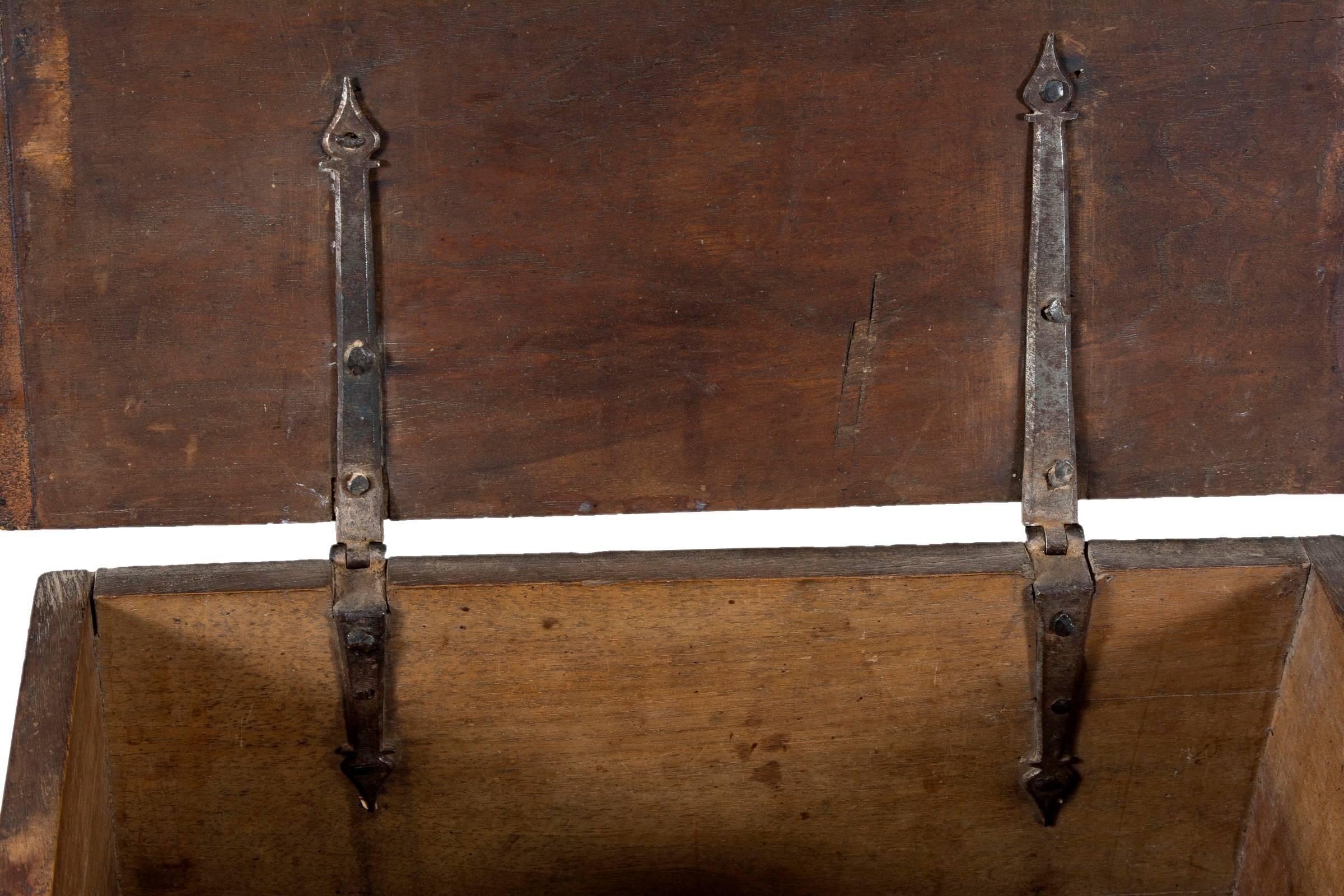 Pequeña Arqueta de Nogal y Metal, Siglo XVII Europeo en venta