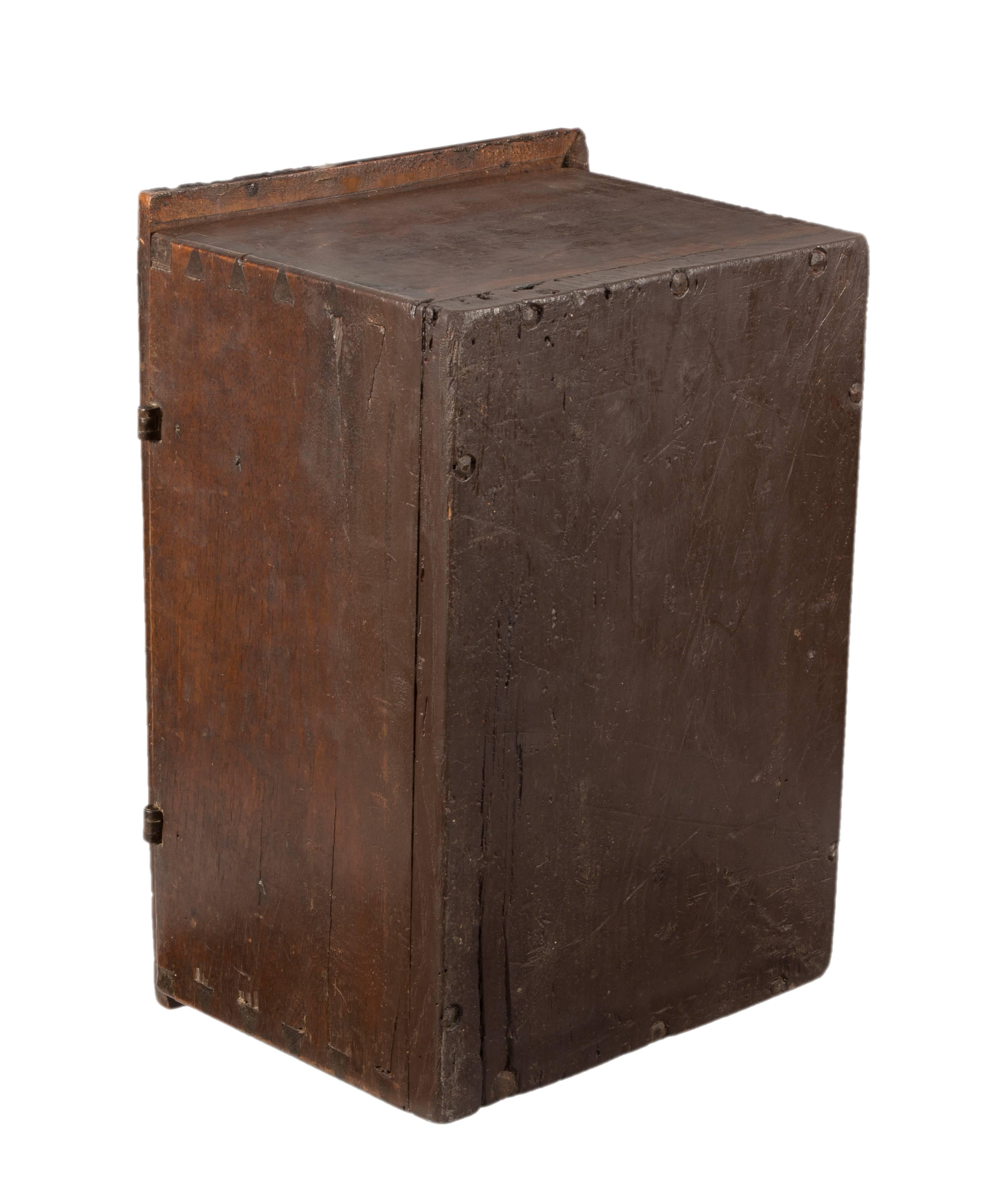 Walnut and Metal Small Chest, 17th Century In Good Condition For Sale In Madrid, ES