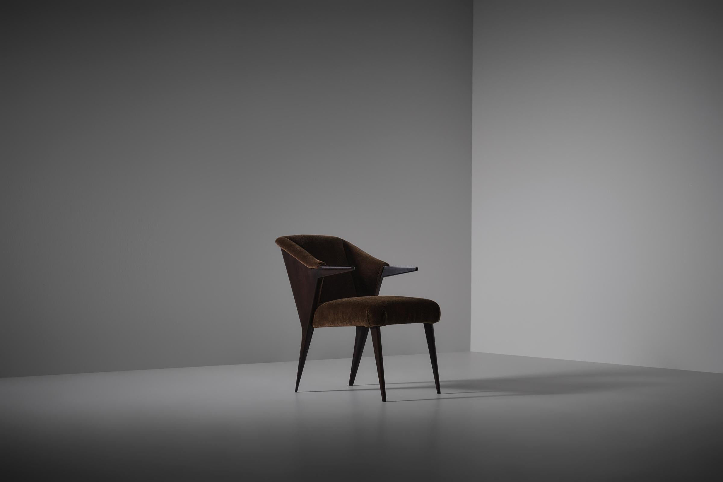 Refined Italian side chair in walnut and mohair, 1940s. Striking design with a beautiful combination of sharp lines and organic shapes with a modern yet classic appearance and use of material. Eye catching and a unique feature is the sharp diamond