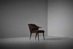 Raffinata poltrona italiana in noce e mohair, anni '40