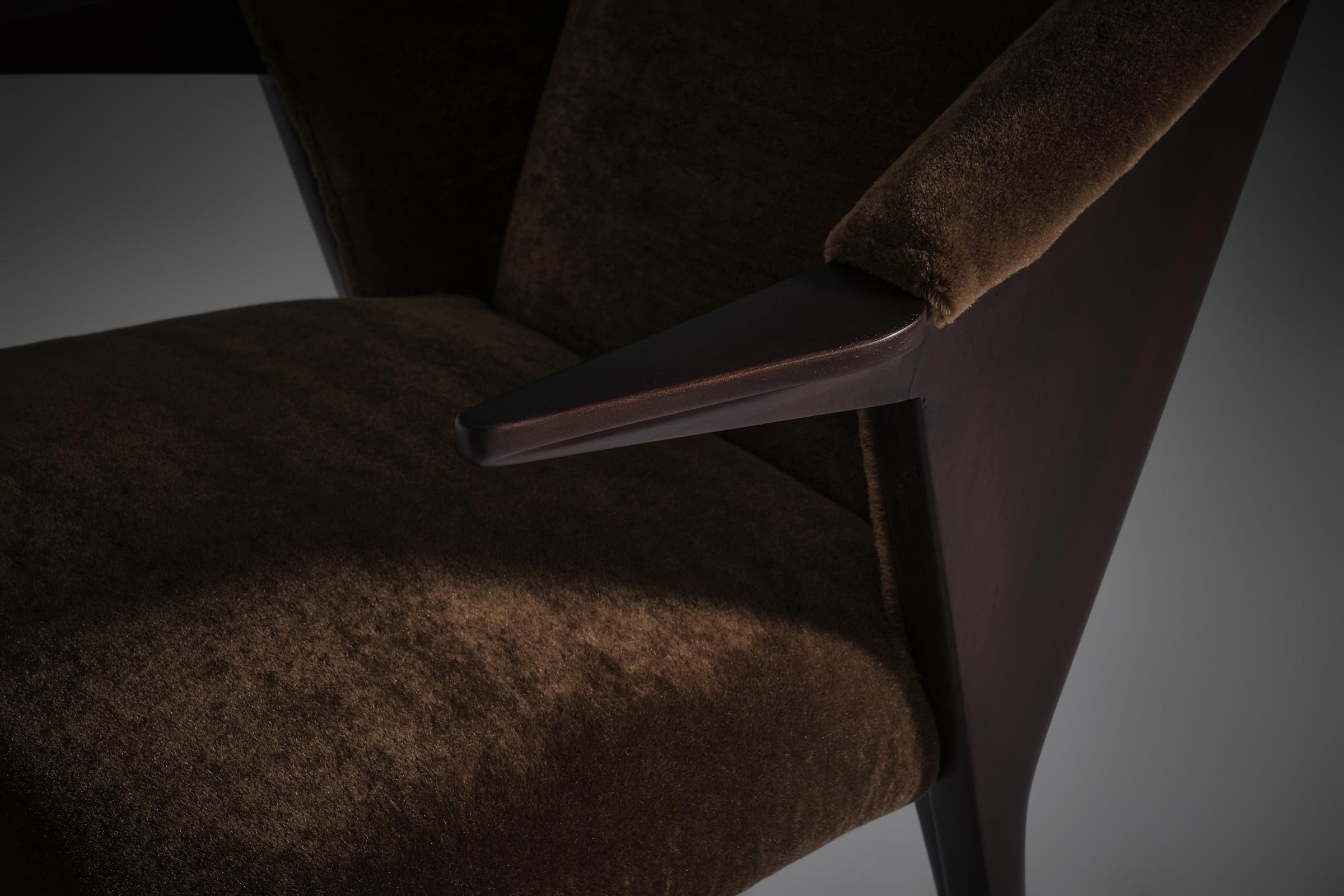 Mid-Century Modern Refined Italian side chair in walnut and mohair, 1940s For Sale