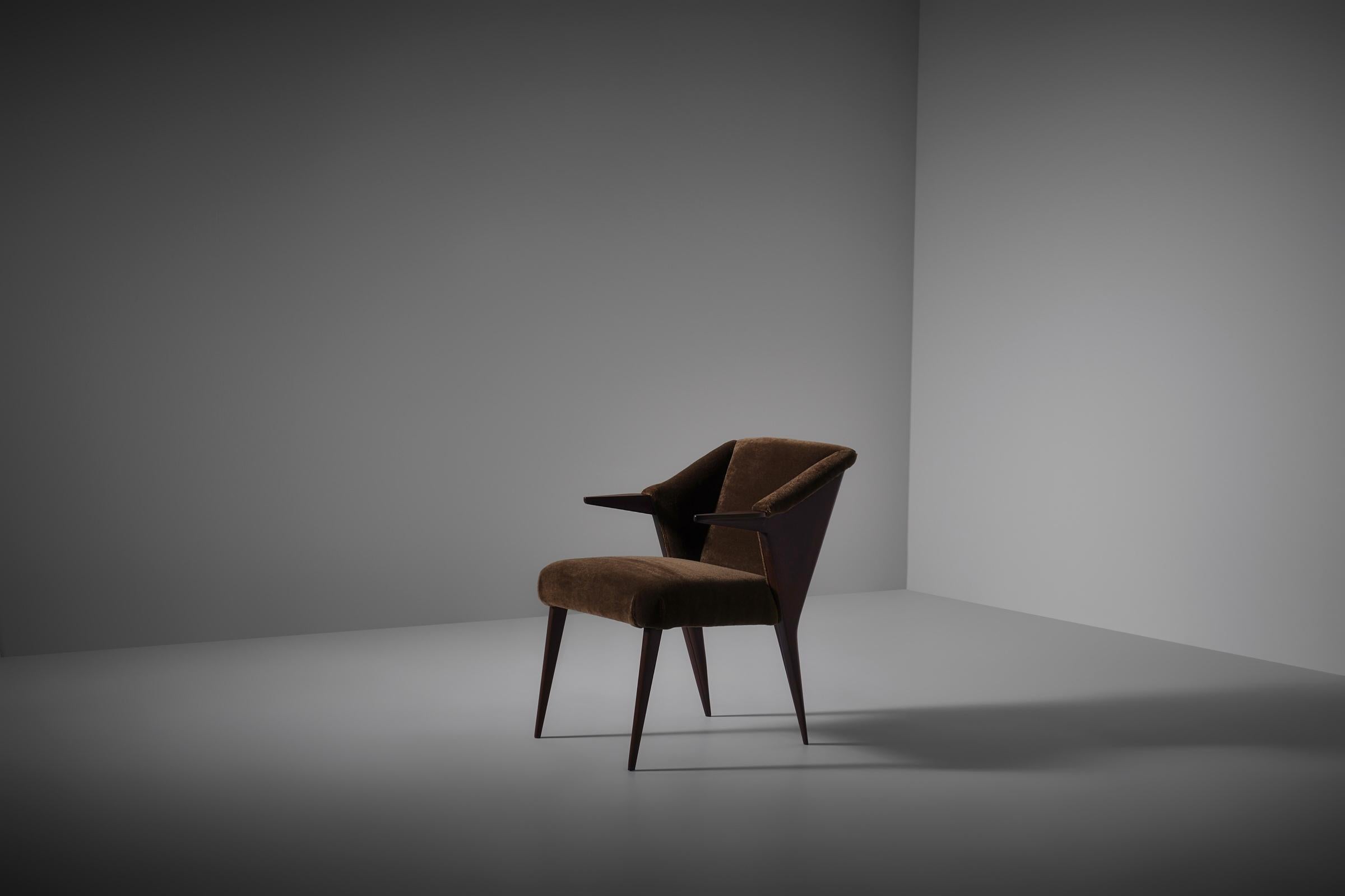 Refined Italian side chair in walnut and mohair, 1940s In Good Condition For Sale In Rotterdam, ZH