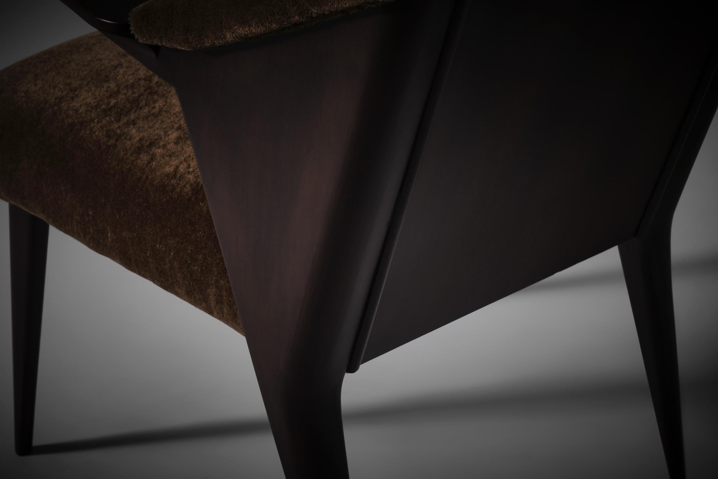 Mid-20th Century Refined Italian side chair in walnut and mohair, 1940s For Sale
