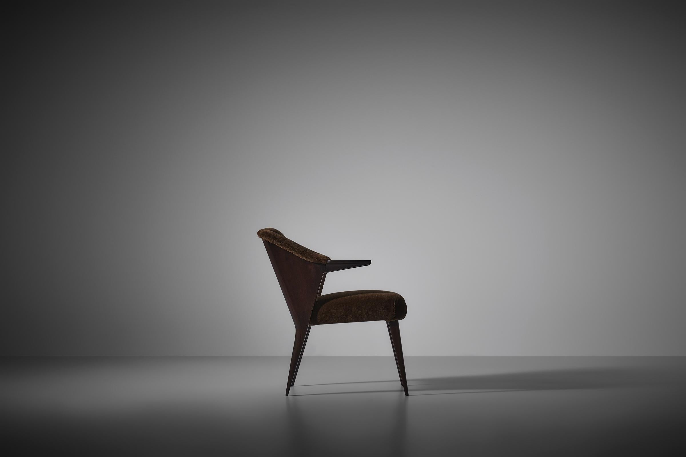 Mohair Refined Italian side chair in walnut and mohair, 1940s For Sale