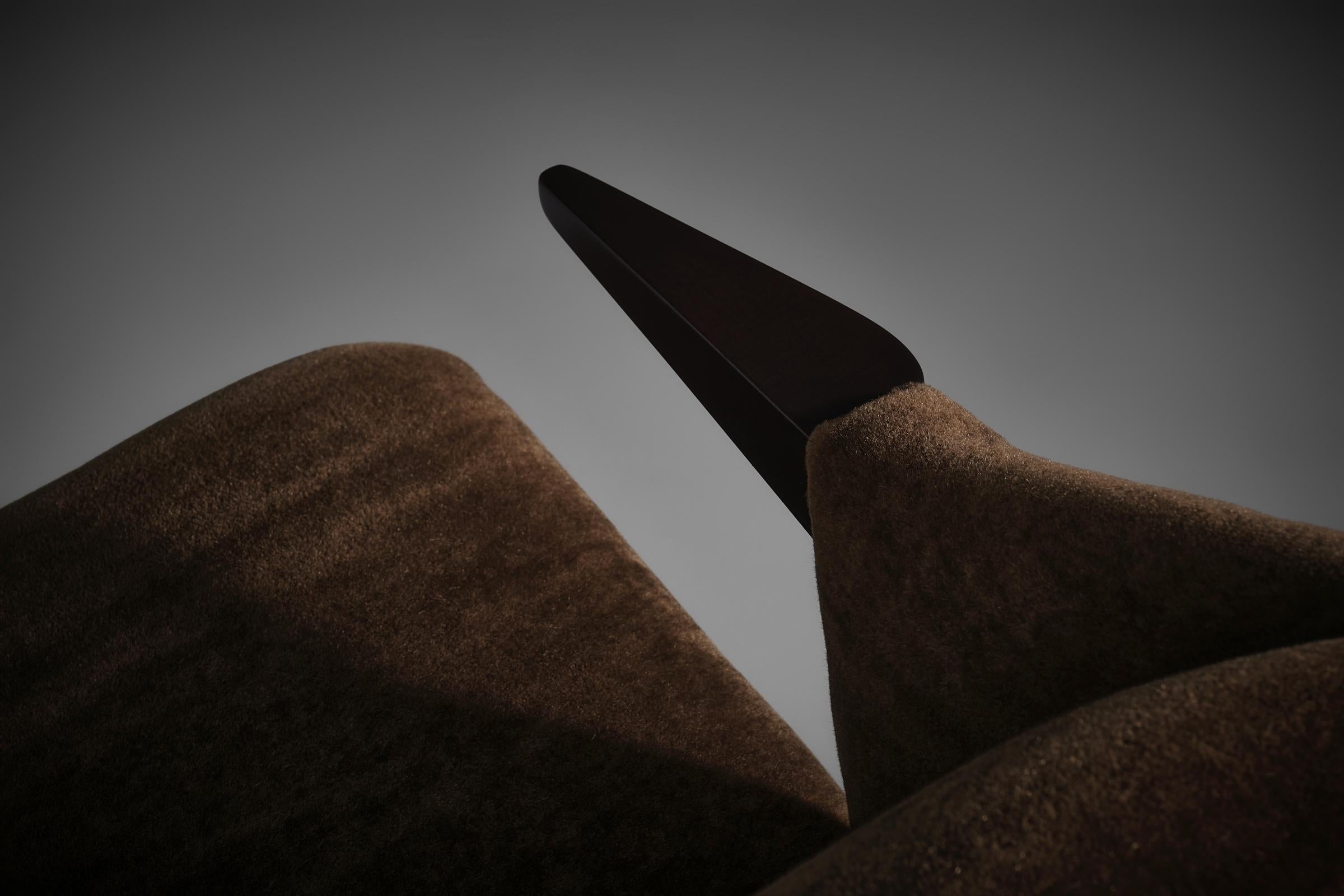 Refined Italian side chair in walnut and mohair, 1940s For Sale 1